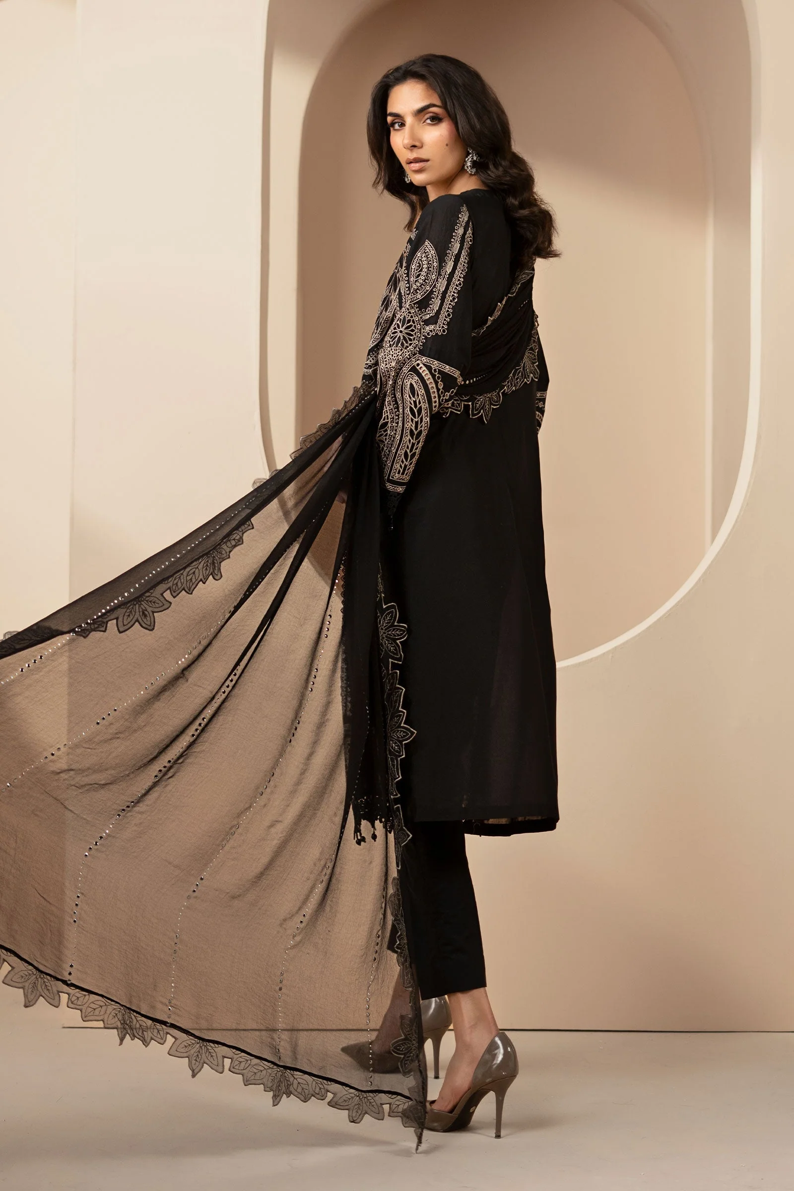3 Piece Embroidered Lawn Suit - Image 4