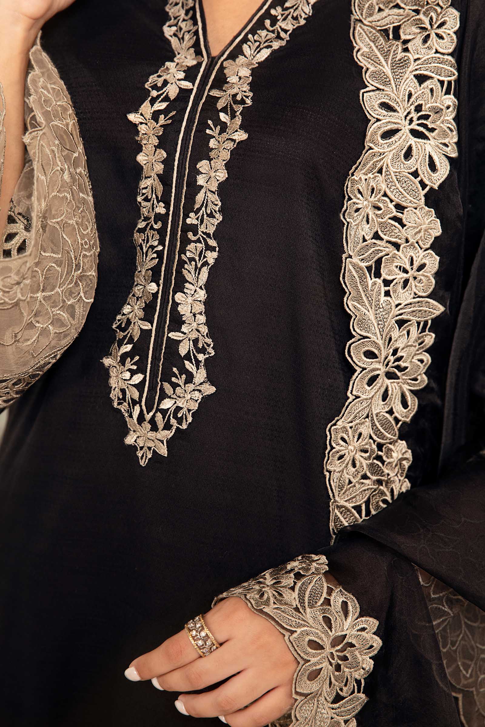 3 Piece Embroidered Lawn Suit - Image 3