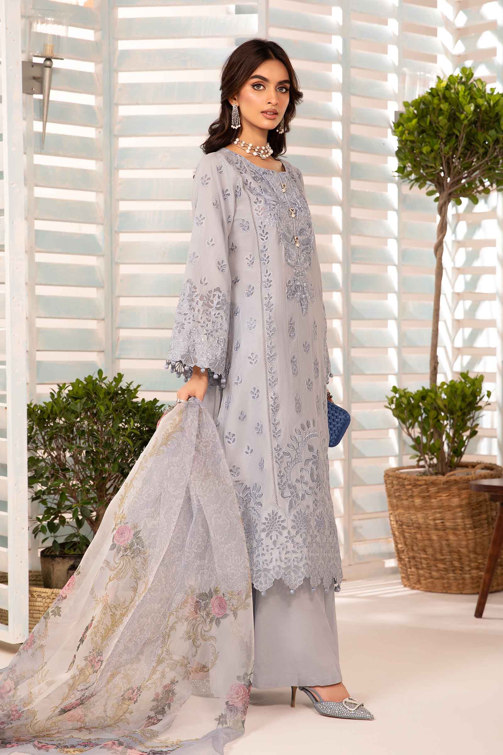 3 Piece Embroidered Lawn Suit - Image 5