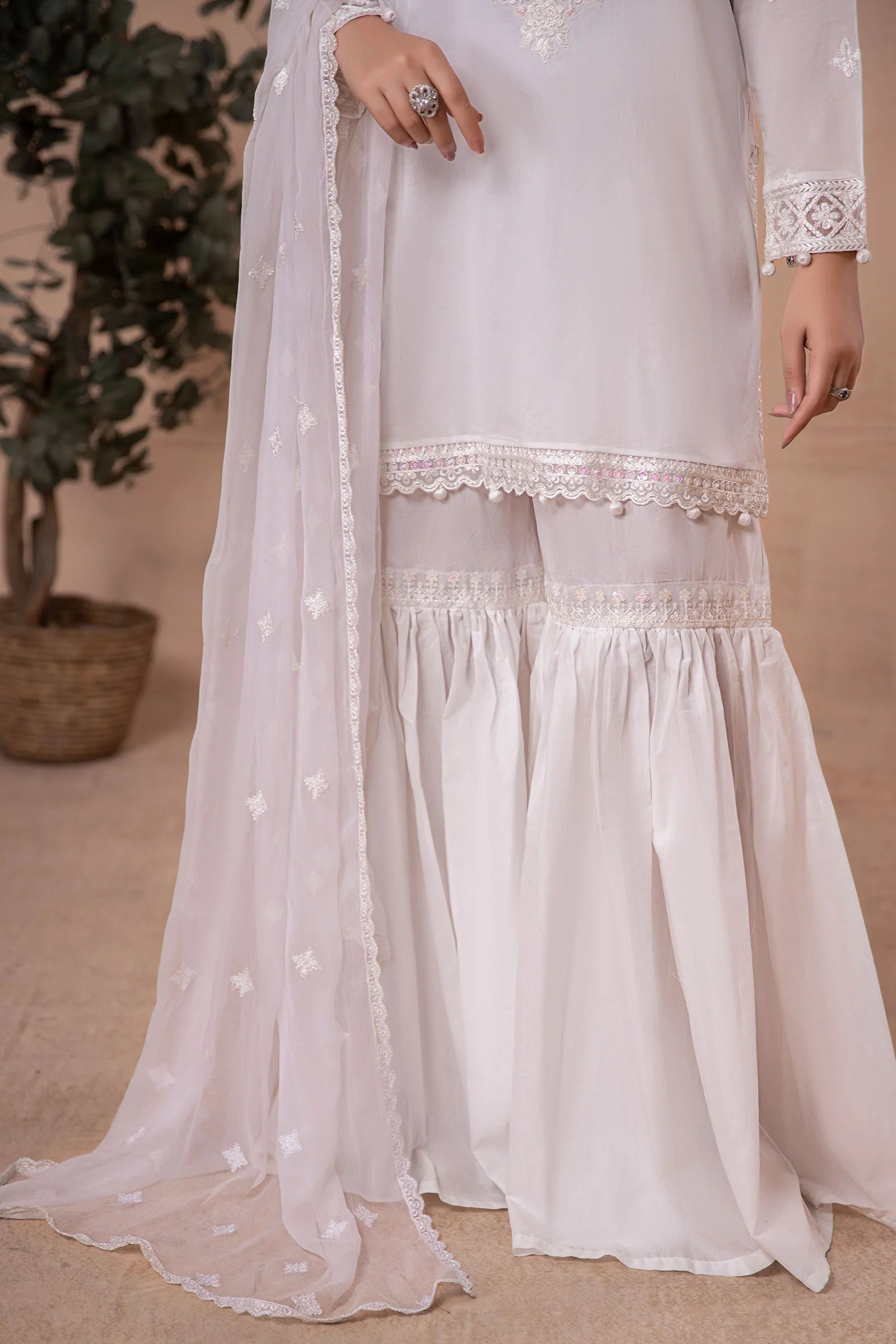 3 Piece Embroidered Lawn Suit - Image 3