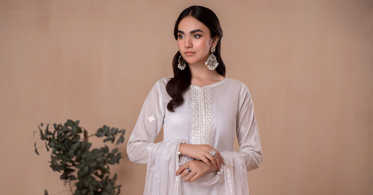 3 Piece Embroidered Lawn Suit - Image 8