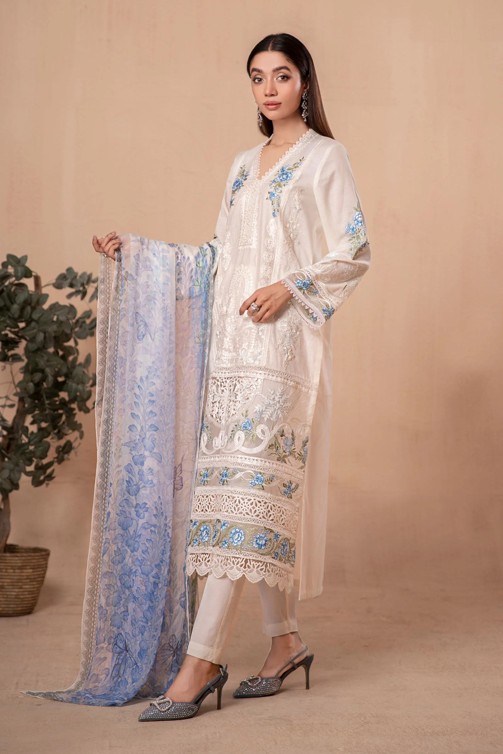 3 Piece Embroidered Lawn Suit - Image 7