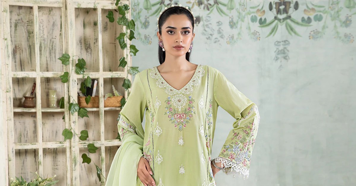 3 Piece Embroidered Lawn Suit - Image 9