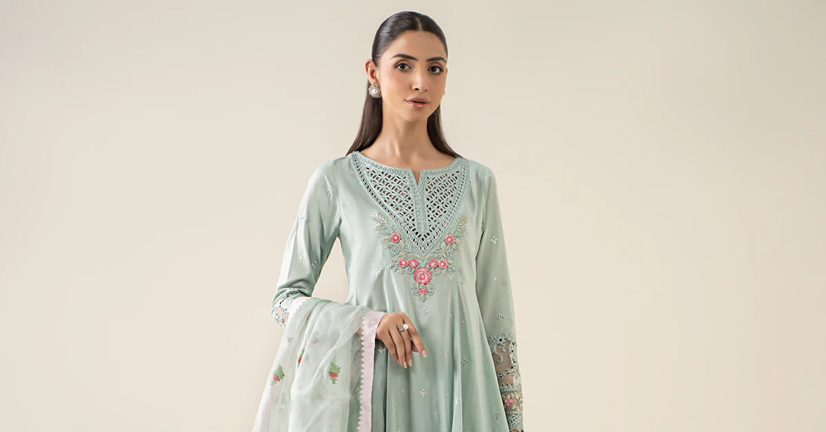 3 Piece Embroidered Lawn Suit - Image 6