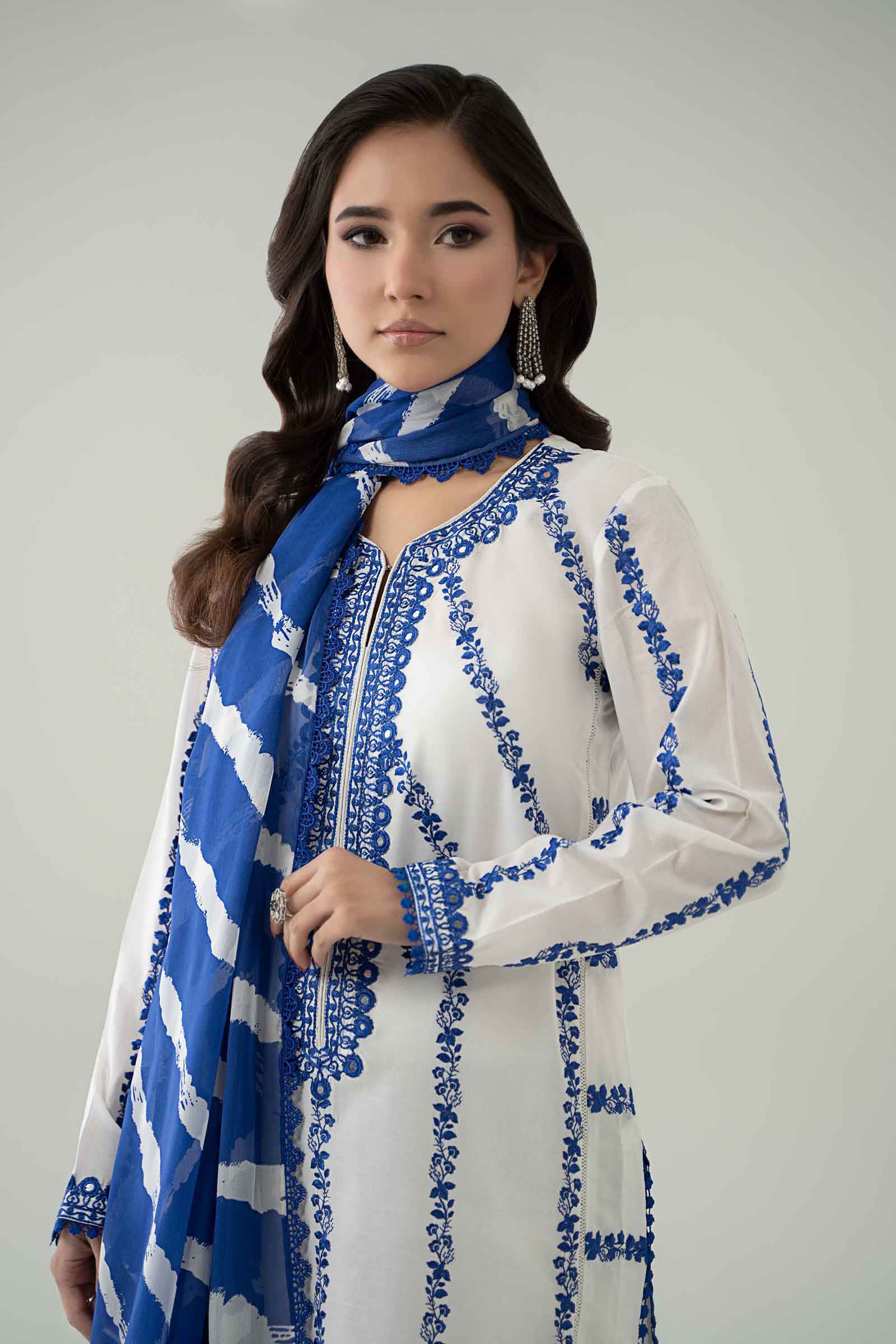 3 Piece Embroidered Lawn Suit - Image 3