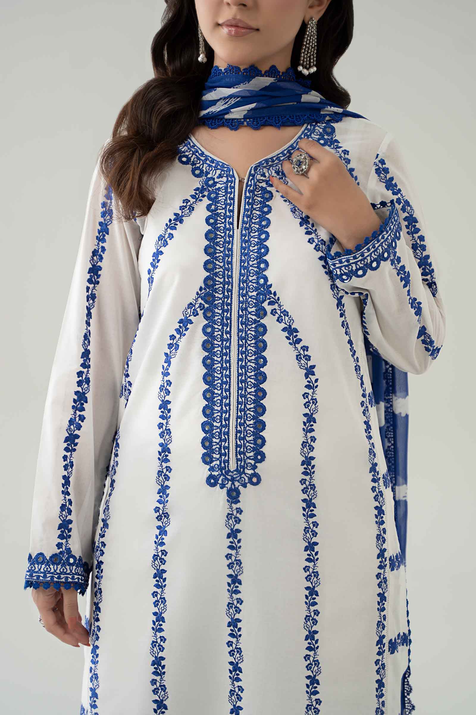 3 Piece Embroidered Lawn Suit - Image 4