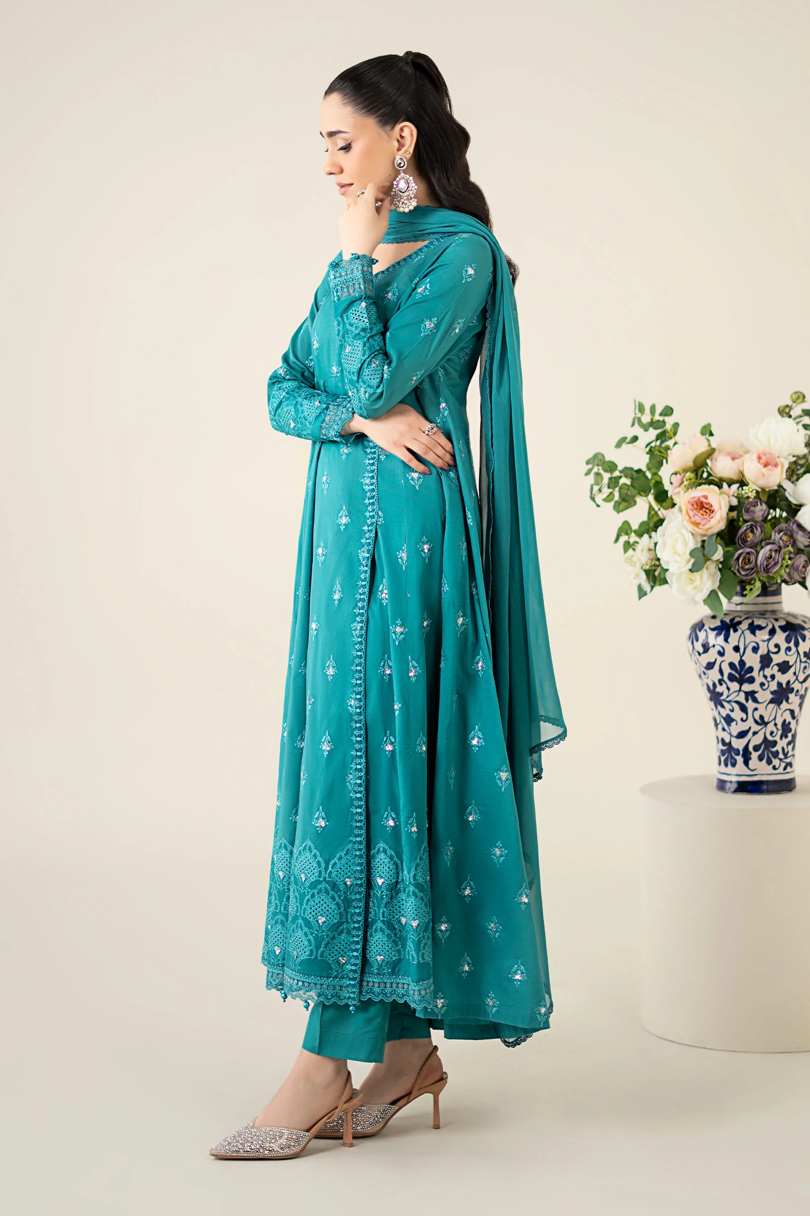 3 Piece Embroidered Lawn Suit - Image 7