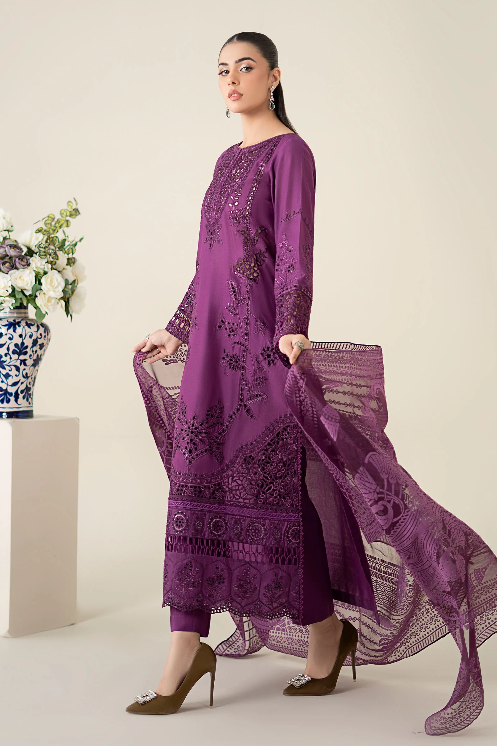 3 Piece Embroidered Lawn Suit - Image 8
