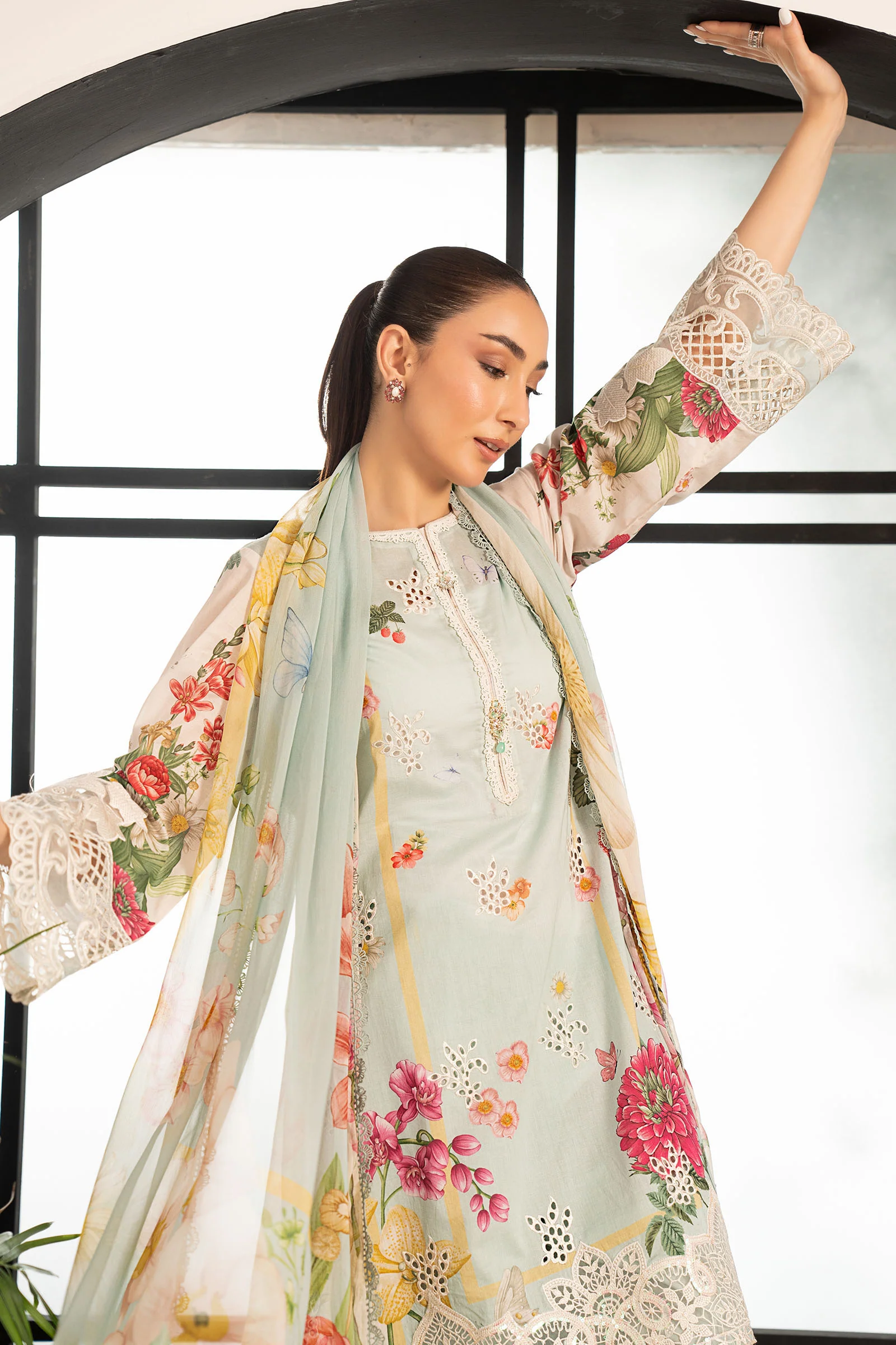 3 Piece Embroidered Lawn Suit - Image 3