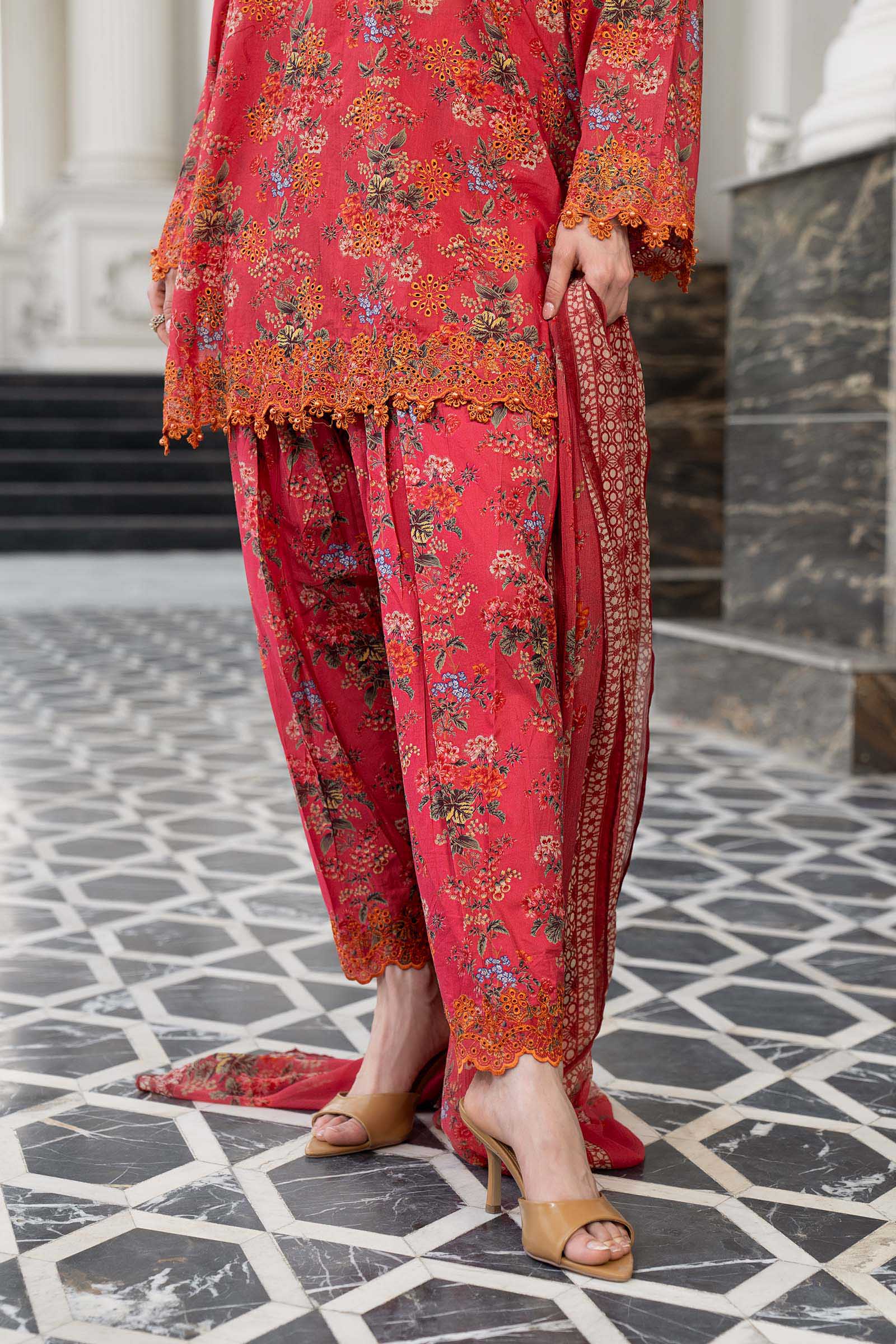 3 Piece Embroidered Lawn Suit - Image 5