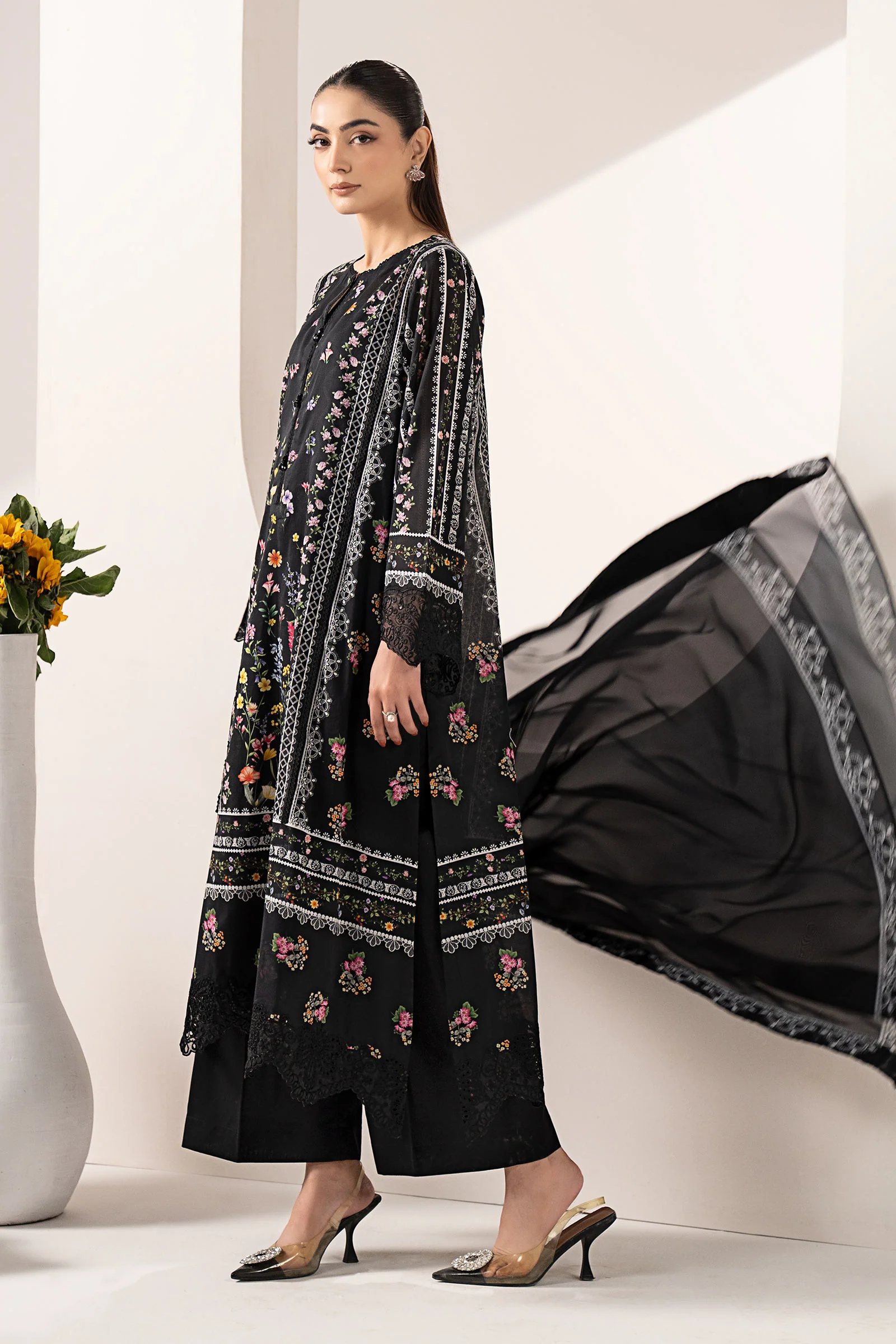 3 Piece Embroidered Lawn Suit - Image 7