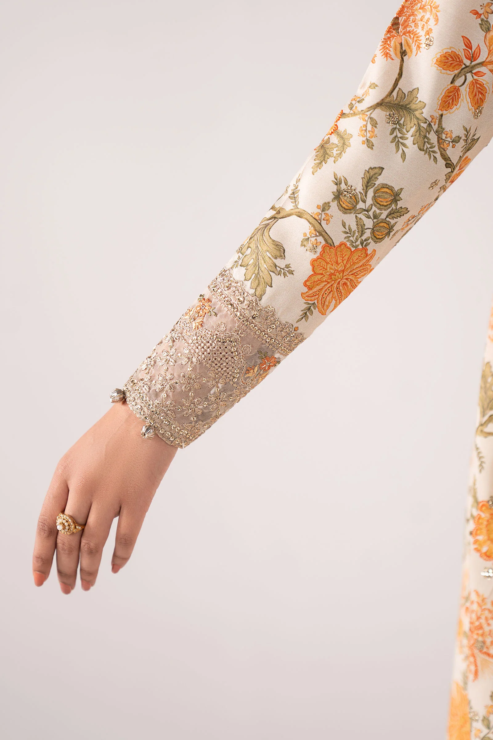 3 Piece Embroidered Lawn Suit - Image 6
