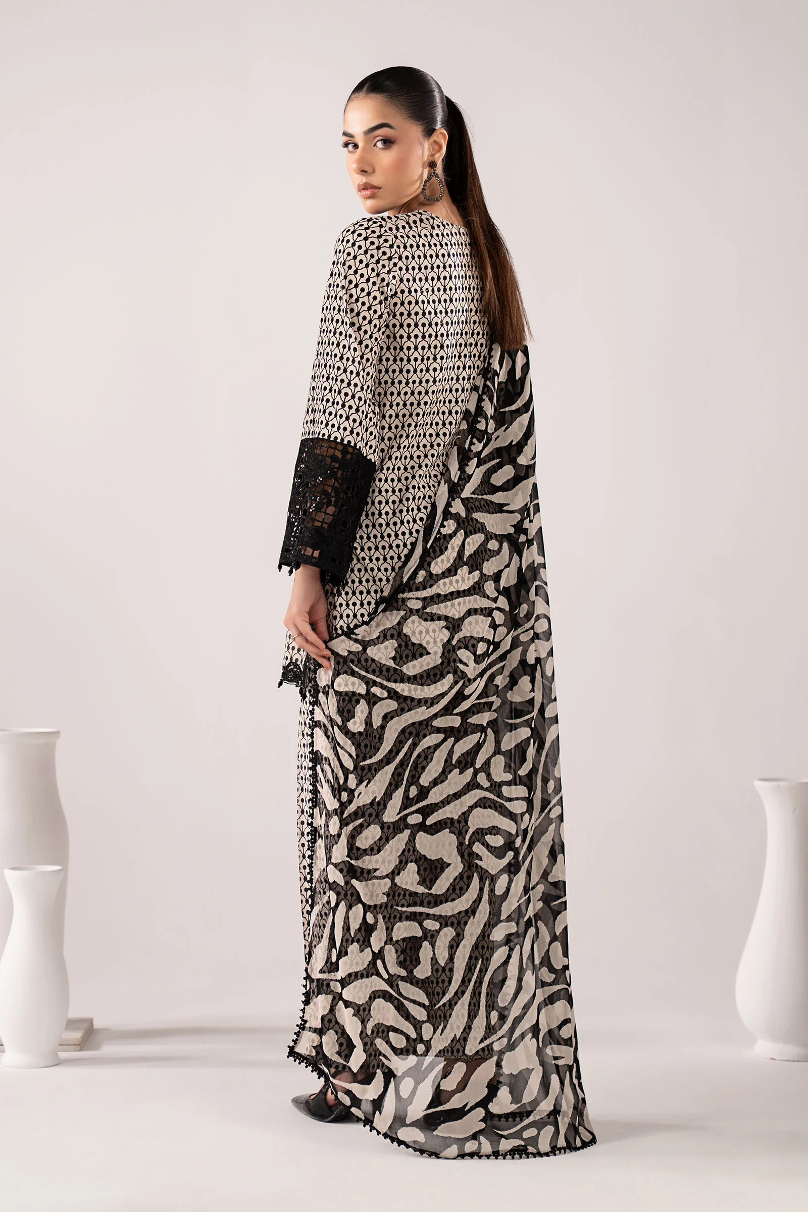 3 Piece Embroidered Lawn Suit - Image 9