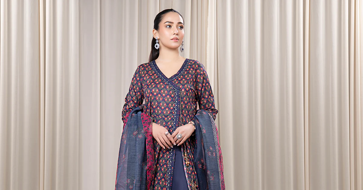 3 Piece Embroidered Lawn Suit - Image 7