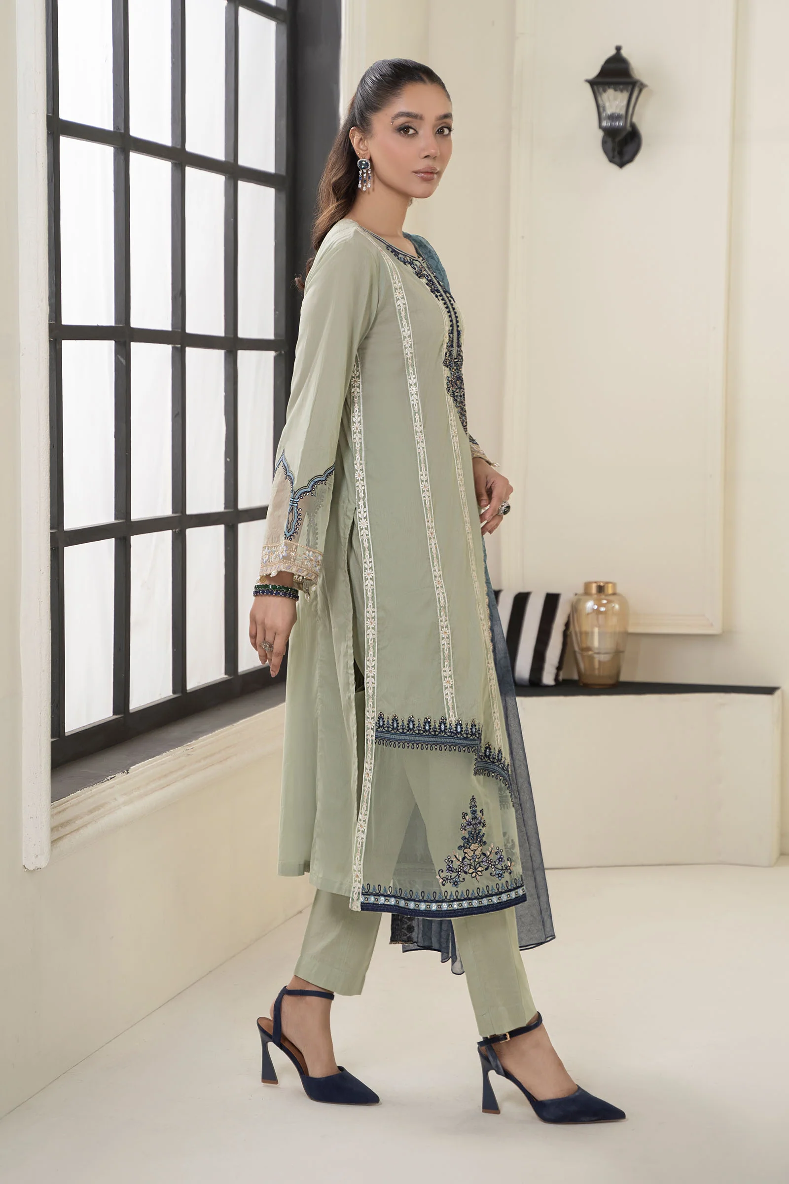 3 Piece Embroidered Lawn Suit - Image 5