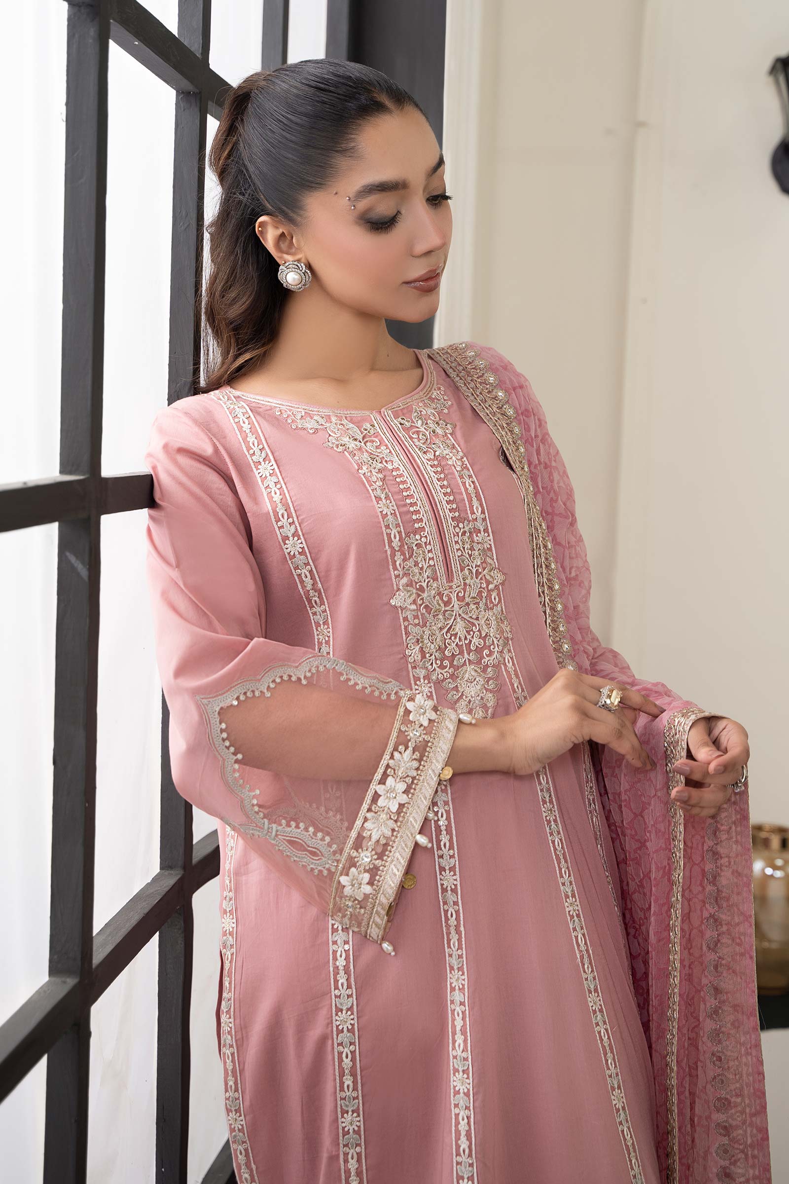 3 Piece Embroidered Lawn Suit - Image 4