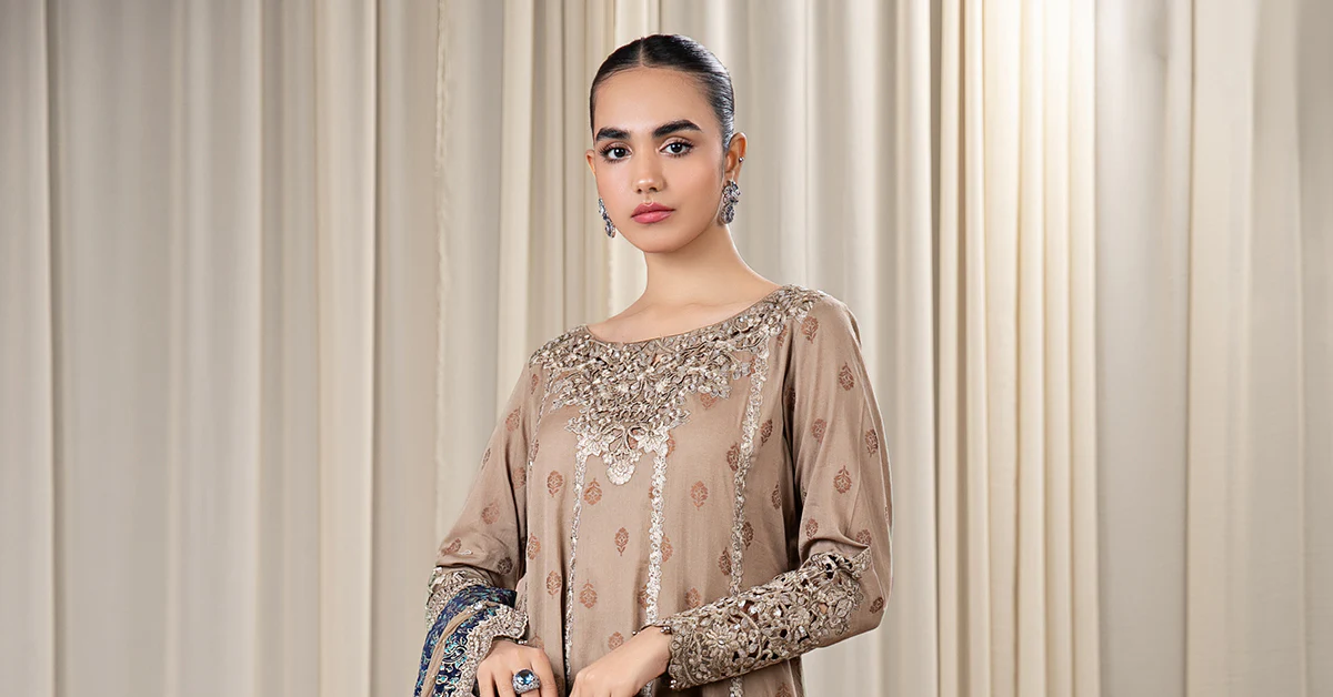 3 Piece Embroidered Jacquard Broshia Suit - Image 9