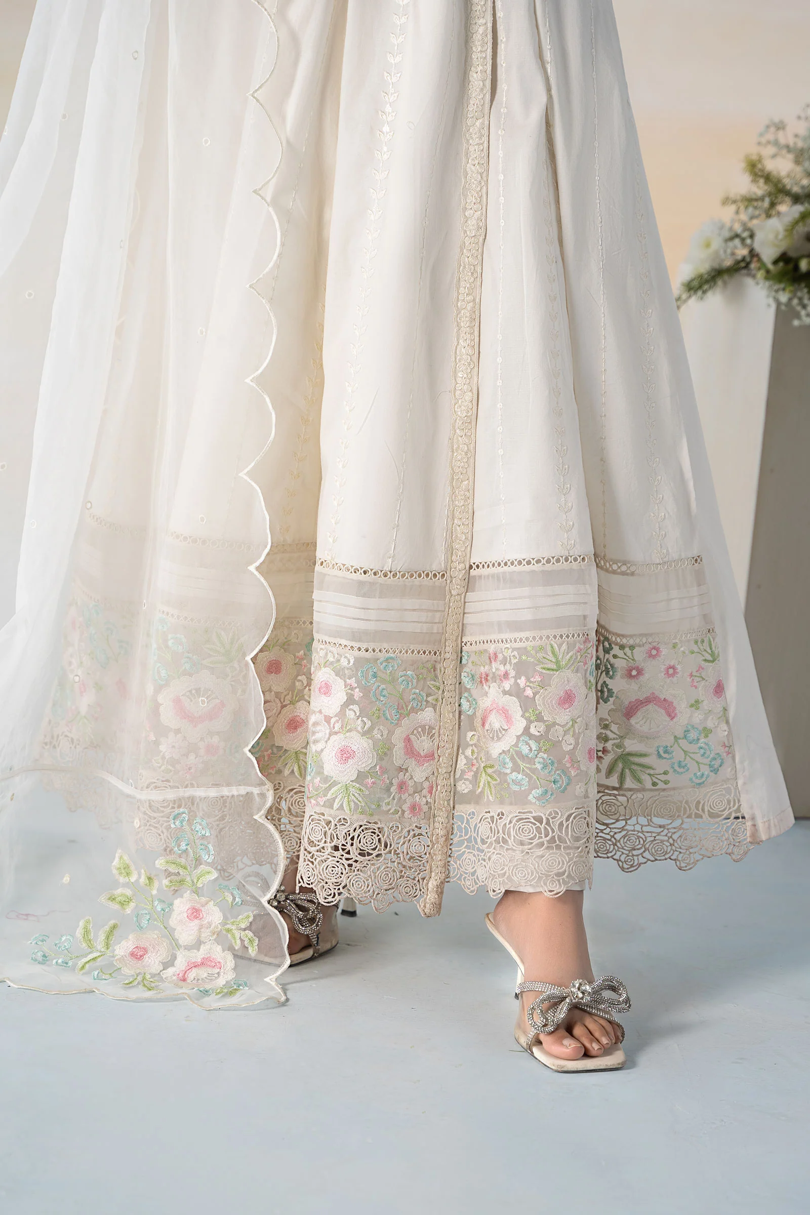 3 Piece Embroidered Lawn Suit - Image 5