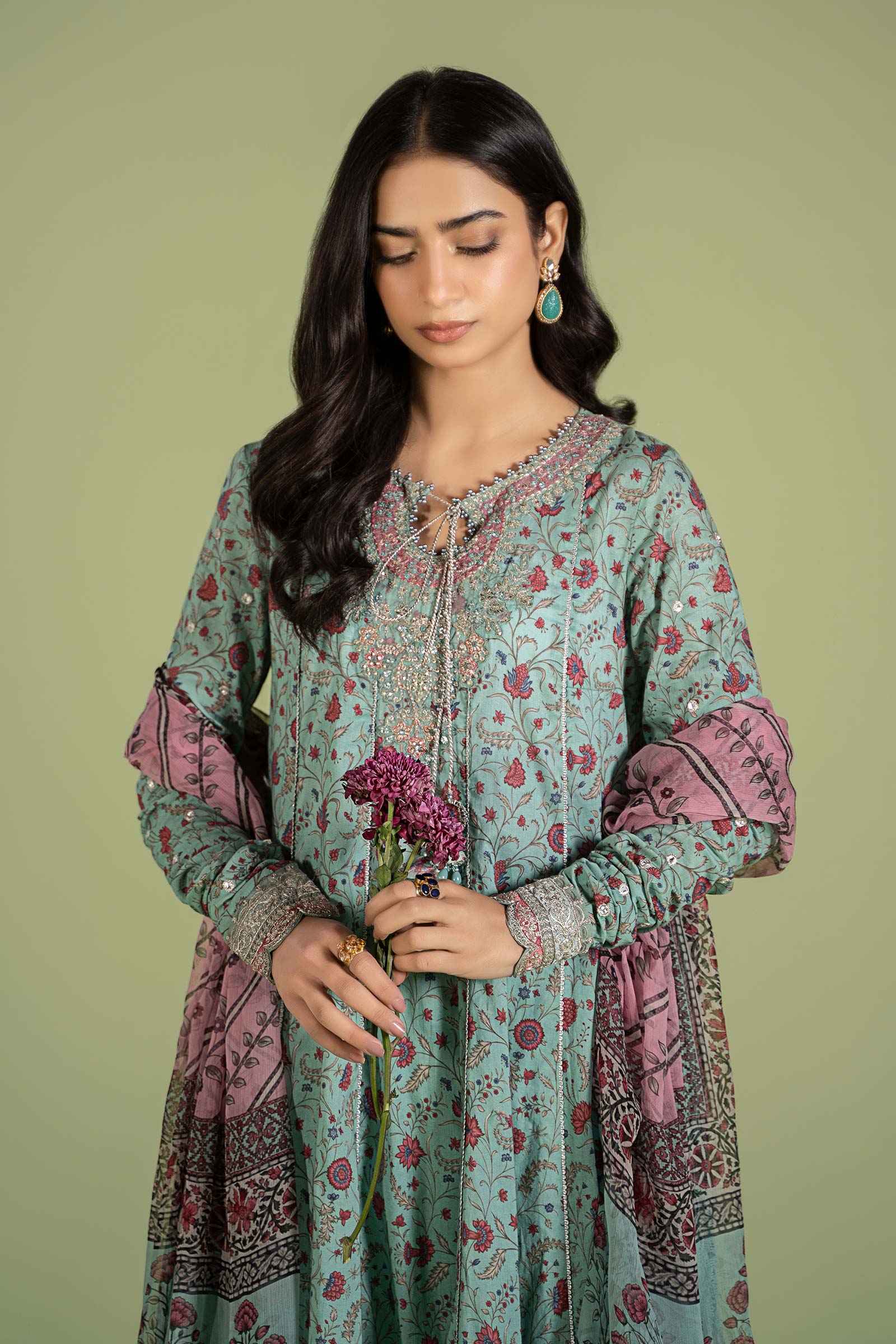 3 Piece Embroidered Lawn Suit - Image 4