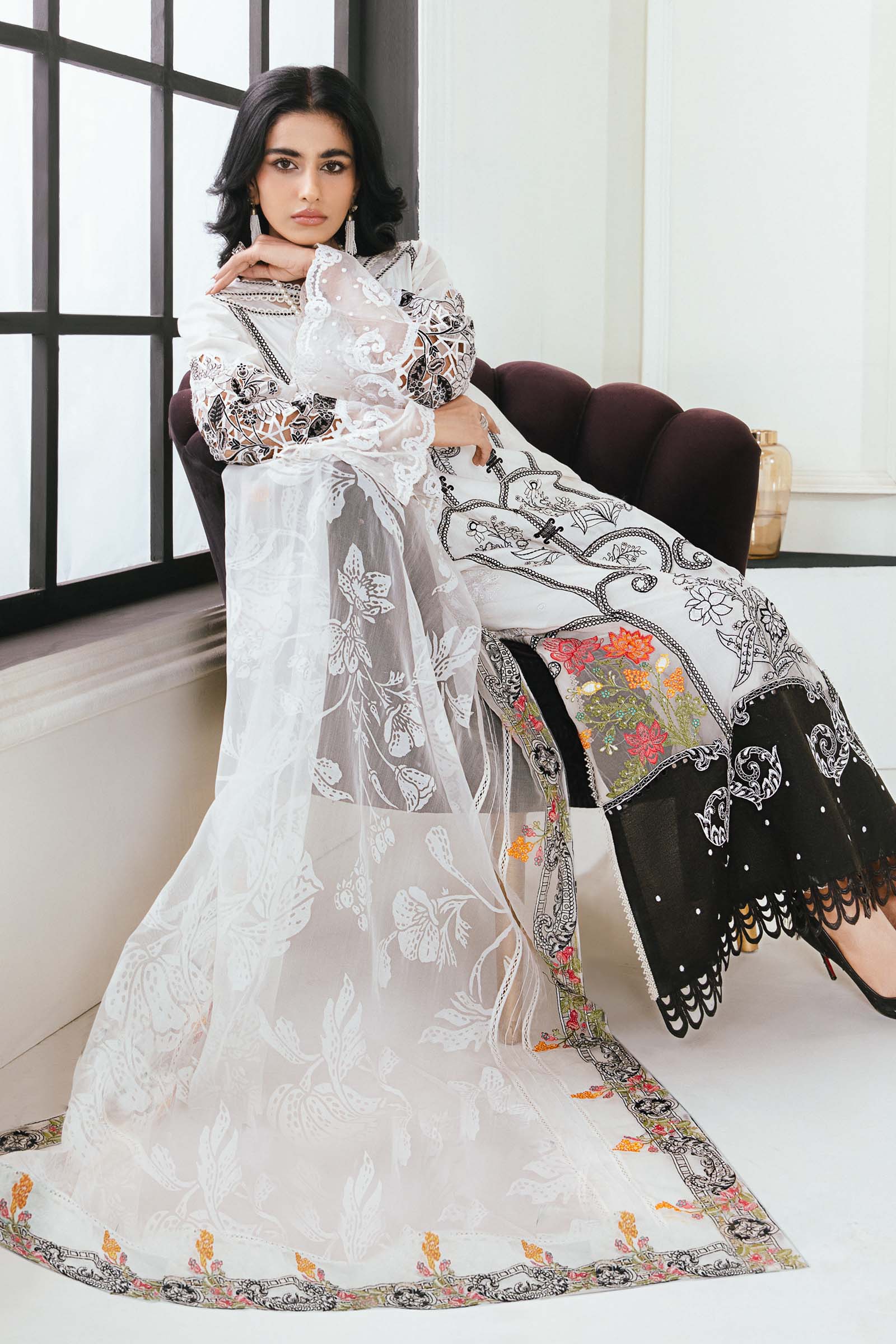3 Piece Embroidered Lawn Suit - Image 2