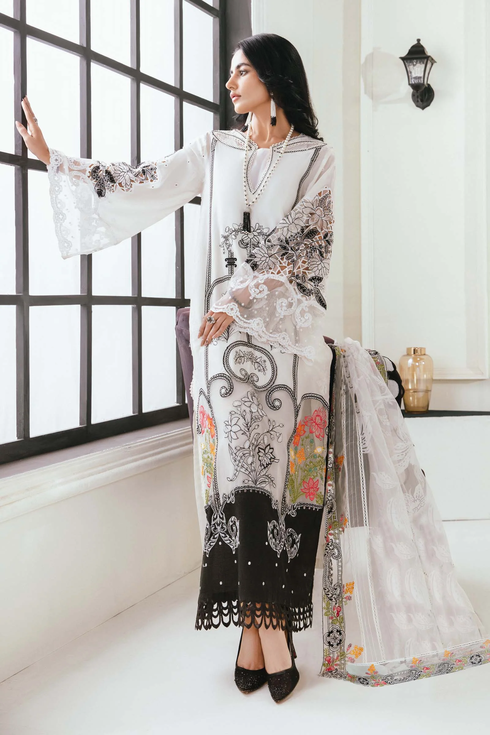 3 Piece Embroidered Lawn Suit - Image 5