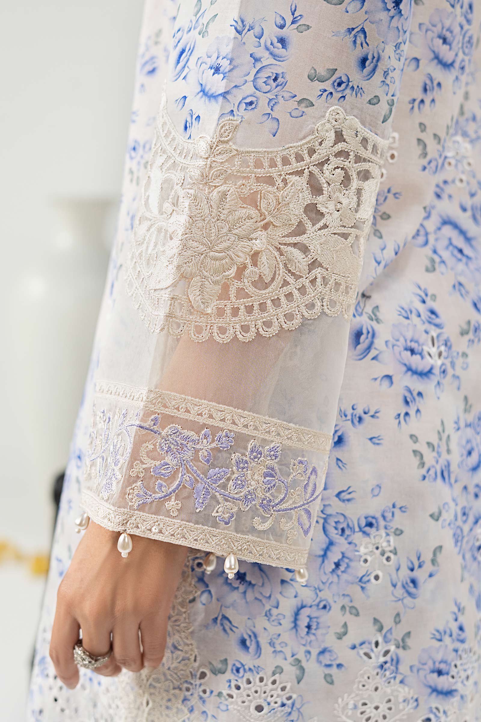3 Piece Embroidered Lawn Suit - Image 4