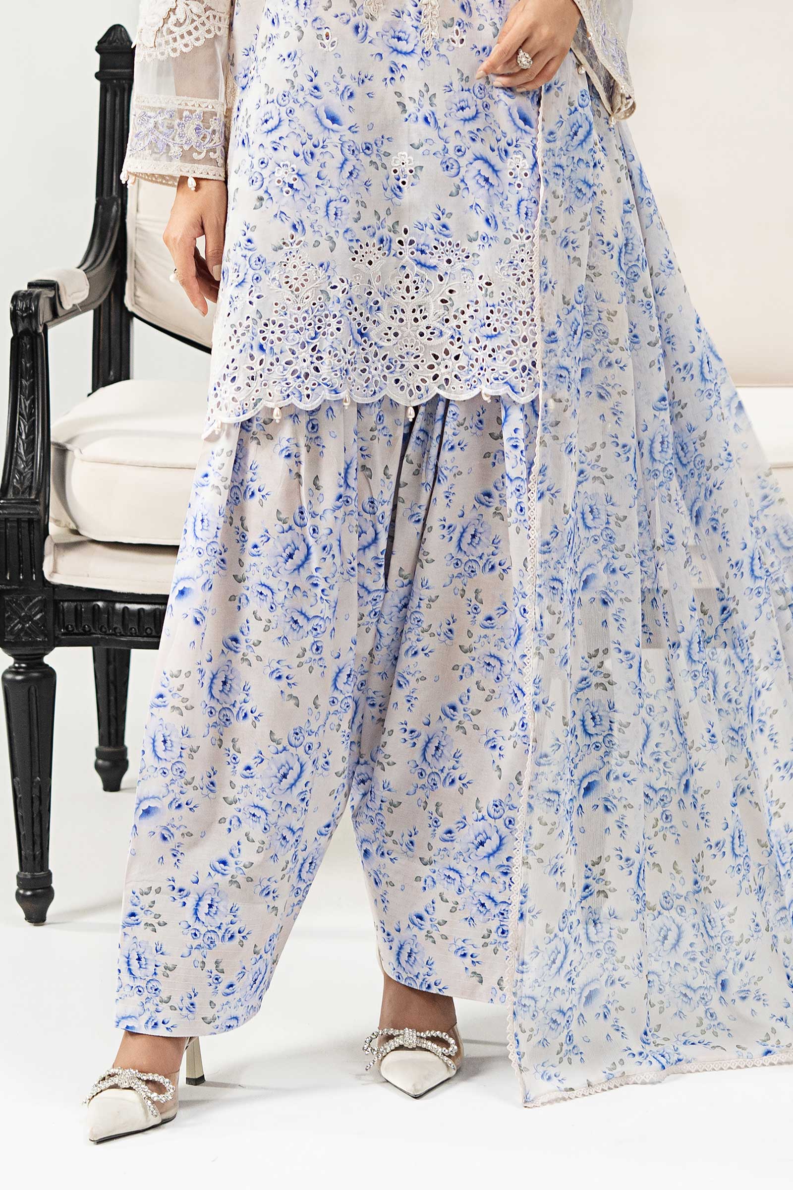 3 Piece Embroidered Lawn Suit - Image 5