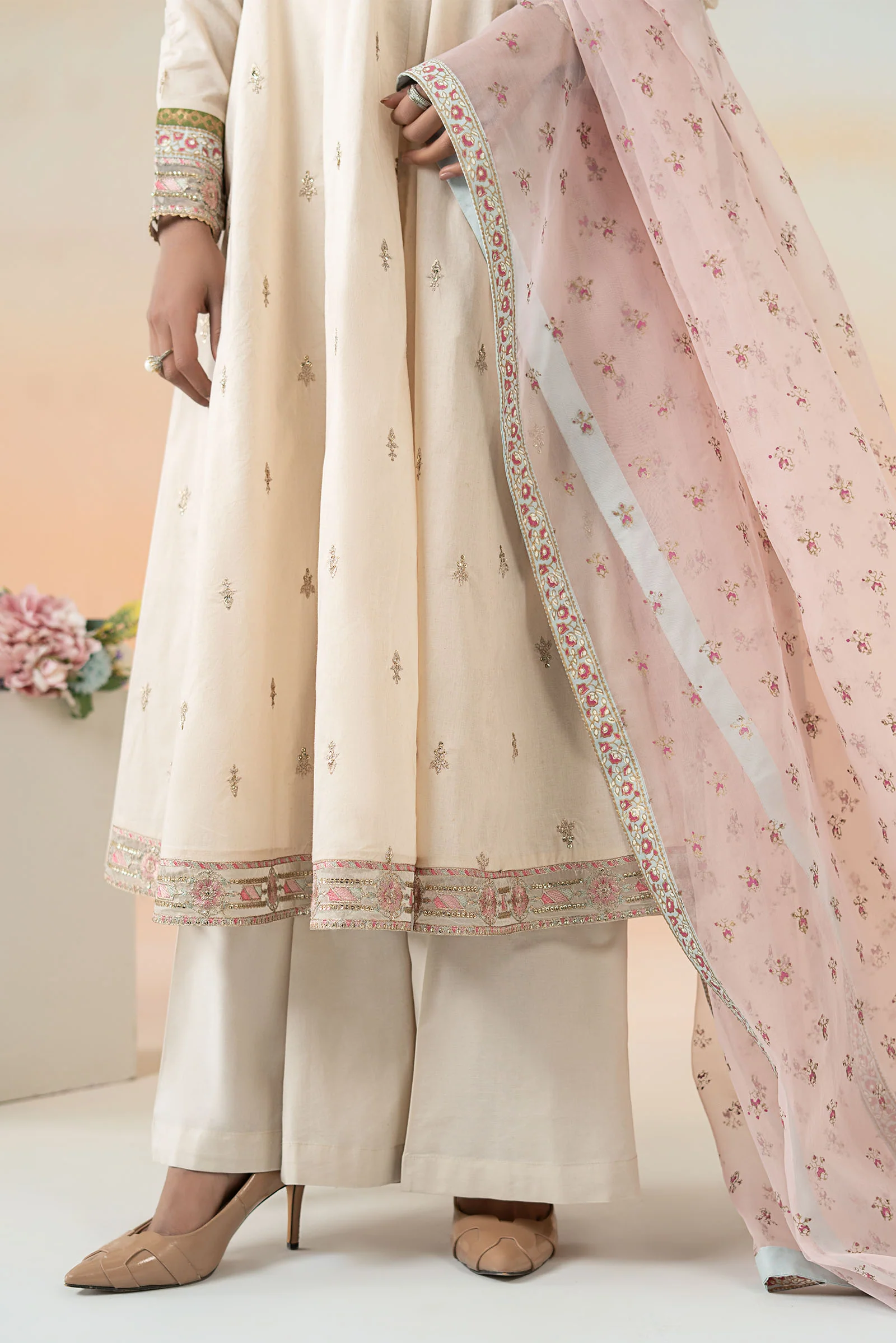 3 Piece Embroidered Lawn Suit - Image 4