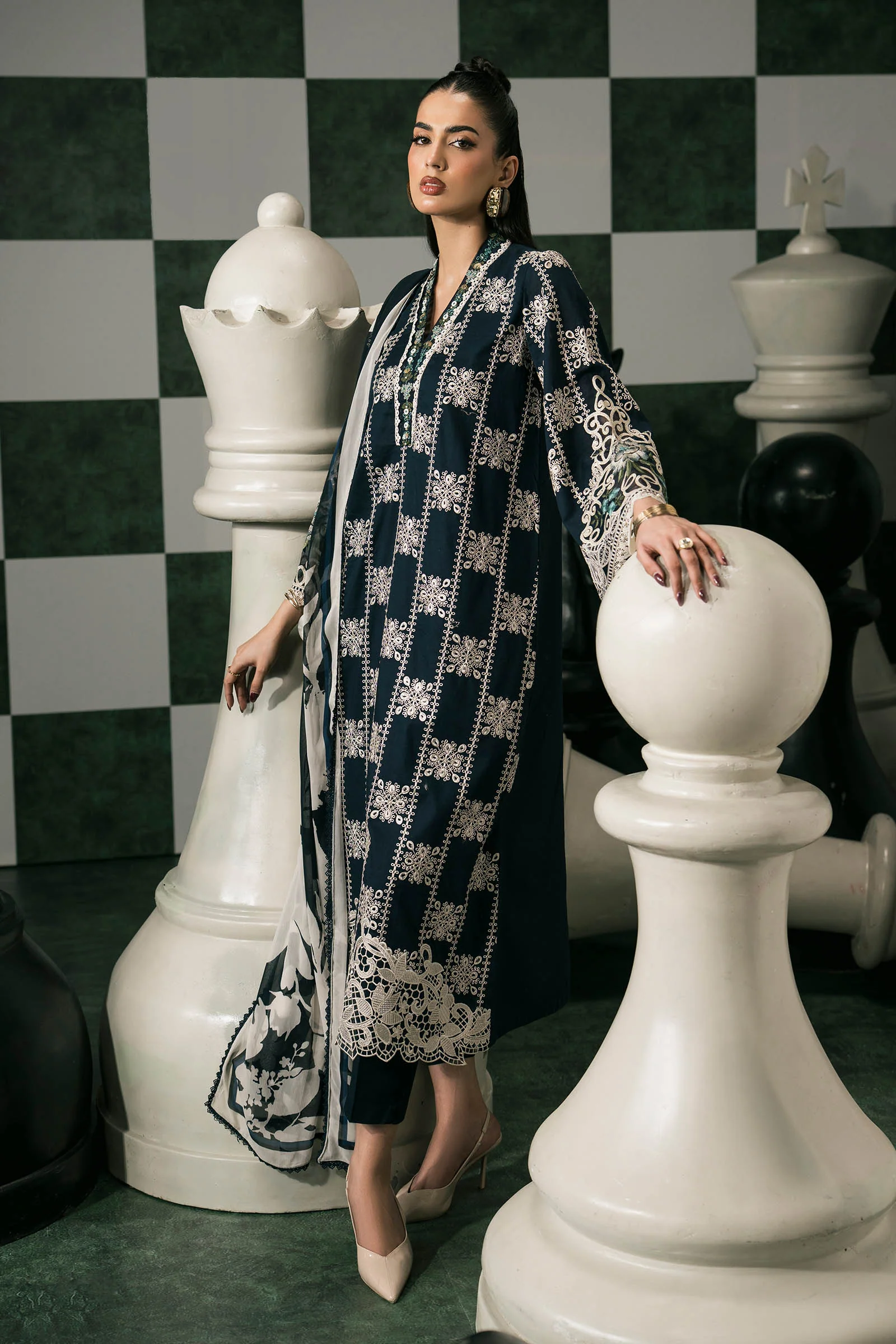 3 Piece Embroidered Lawn Suit - Image 2