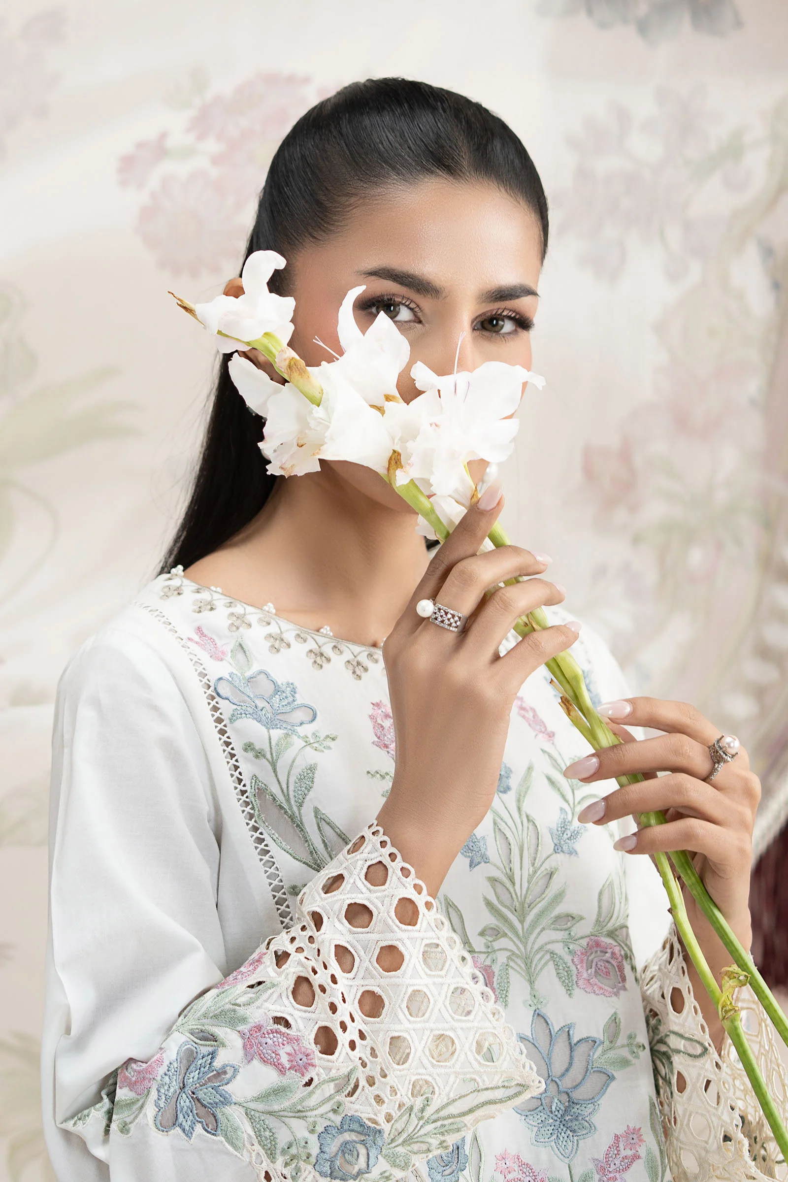 3 Piece Embroidered Lawn Suit - Image 3