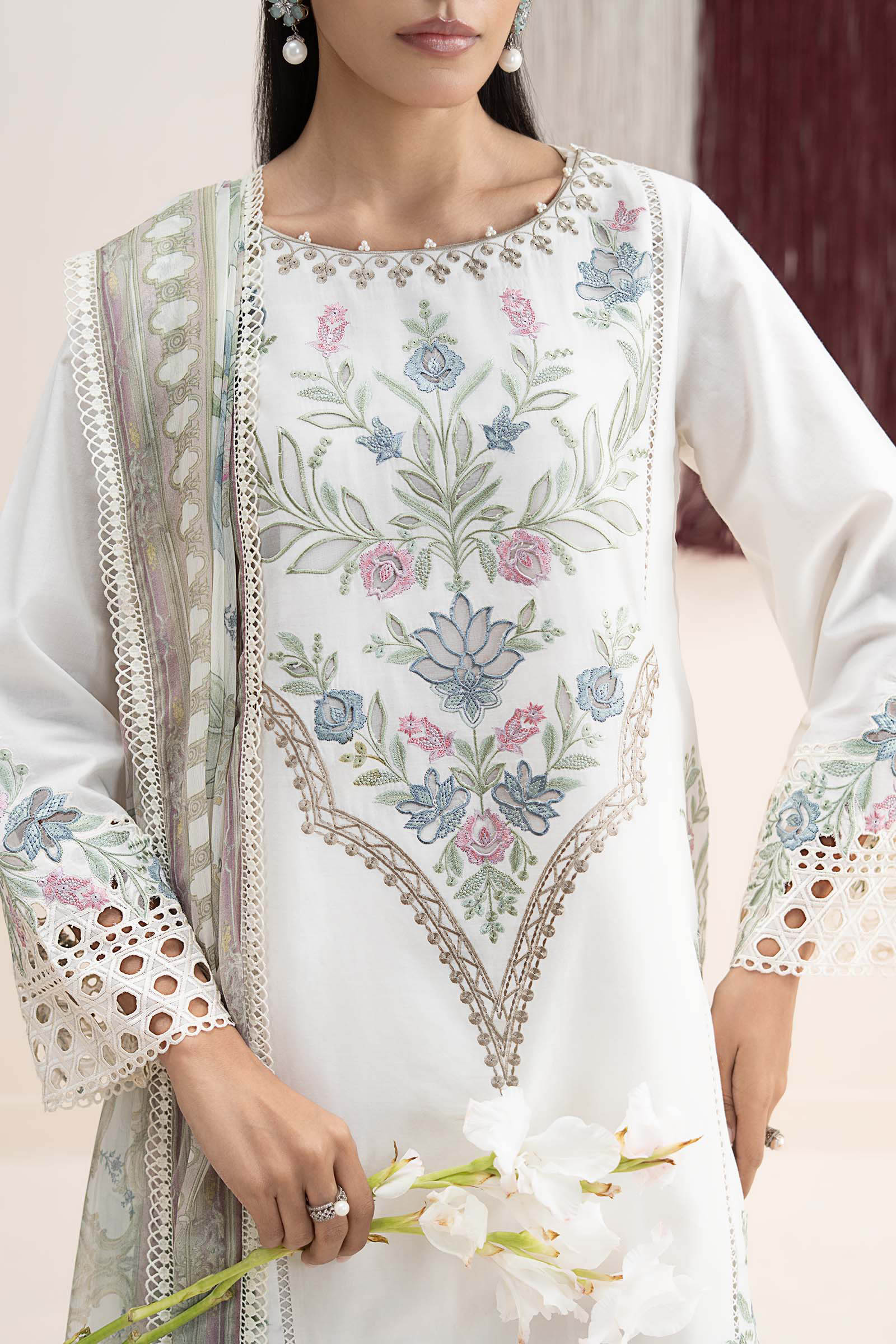 3 Piece Embroidered Lawn Suit - Image 4