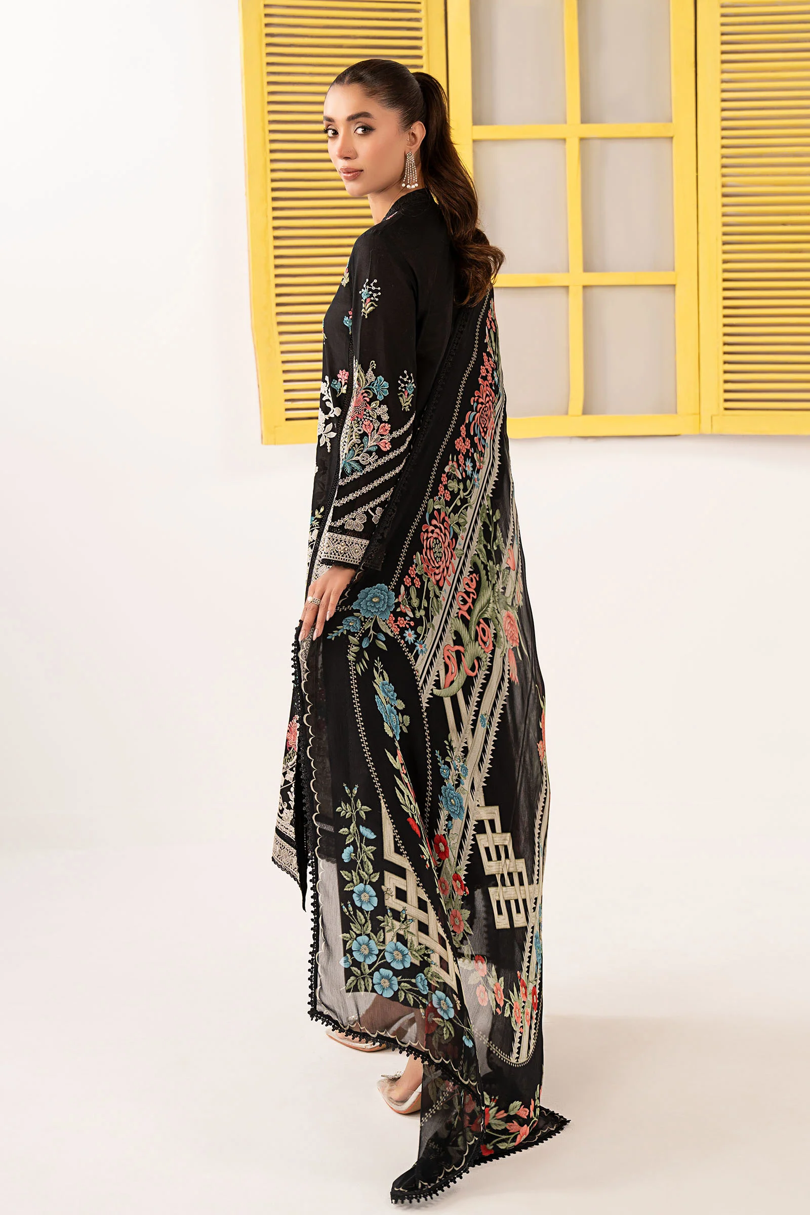 3 Piece Embroidered Lawn Suit - Image 9