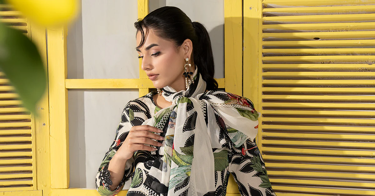 3 Piece Embroidered Lawn Suit - Image 9