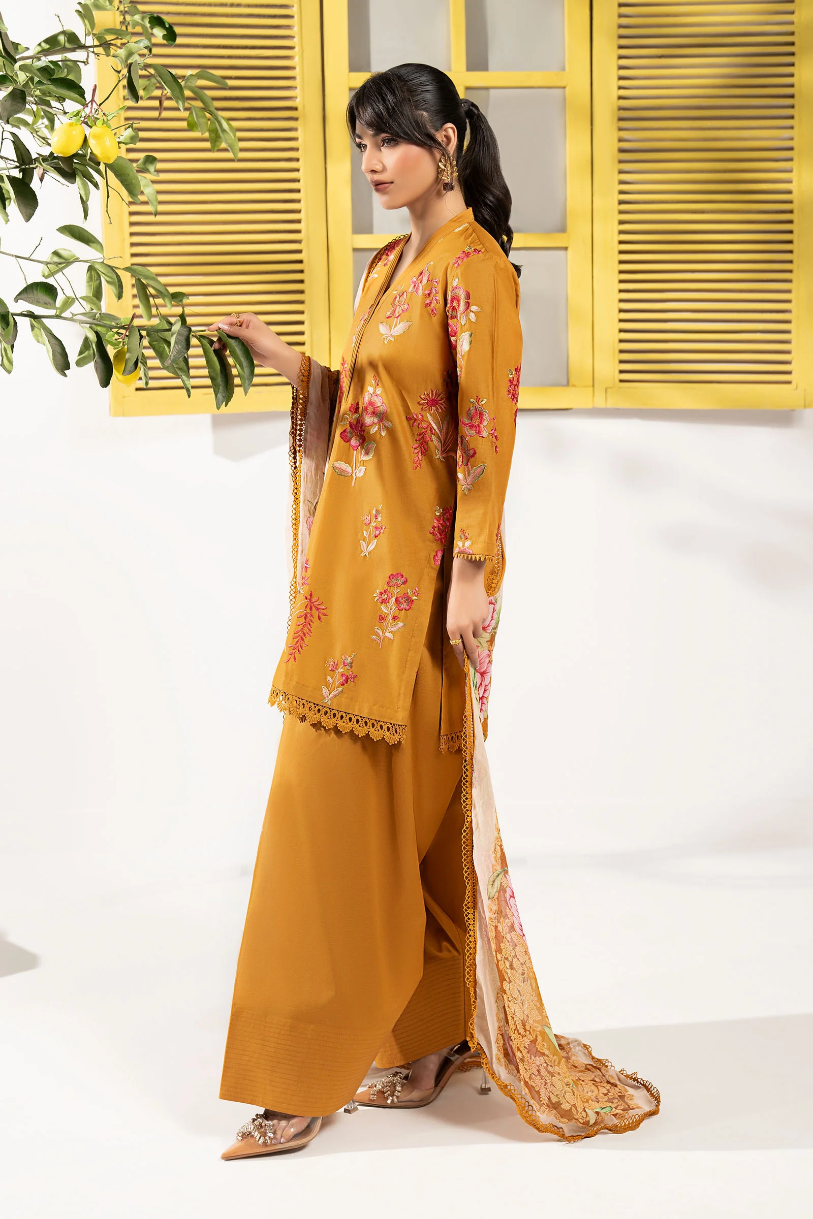 3 Piece Embroidered Lawn Suit - Image 5