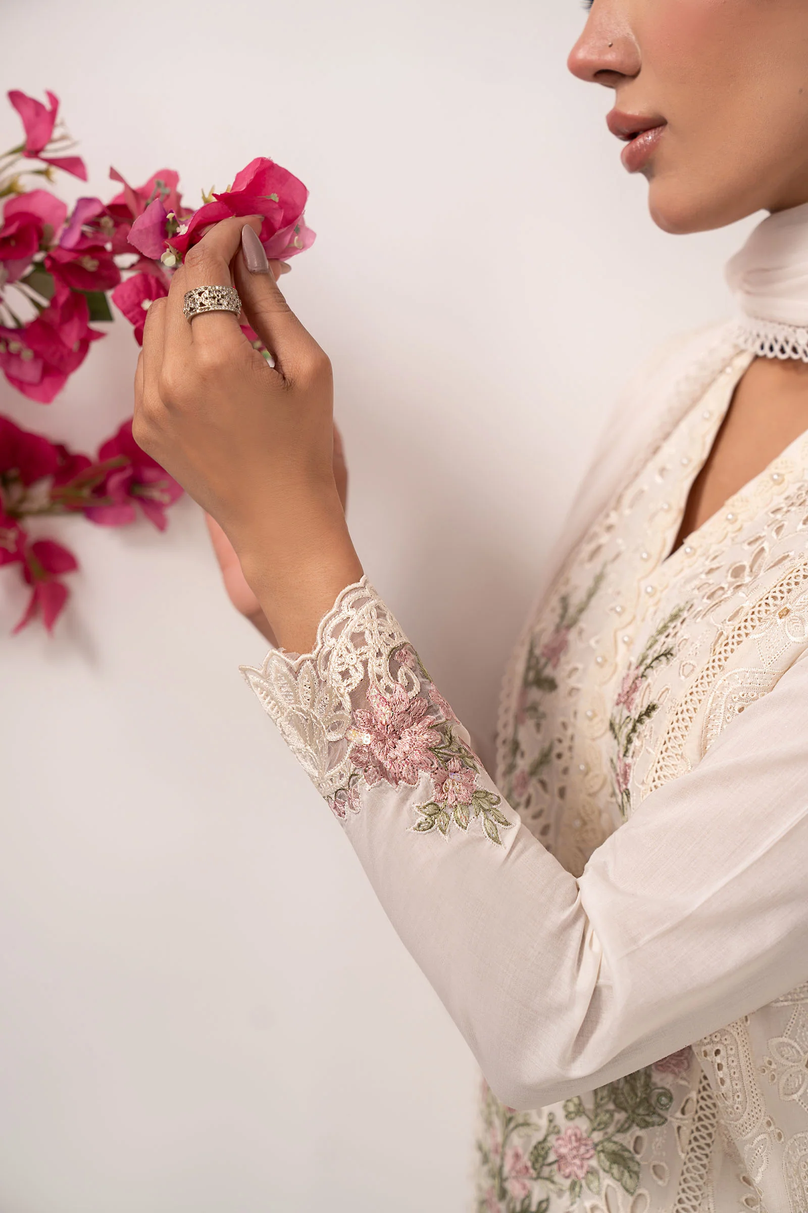3 Piece Embroidered Lawn Suit - Image 5