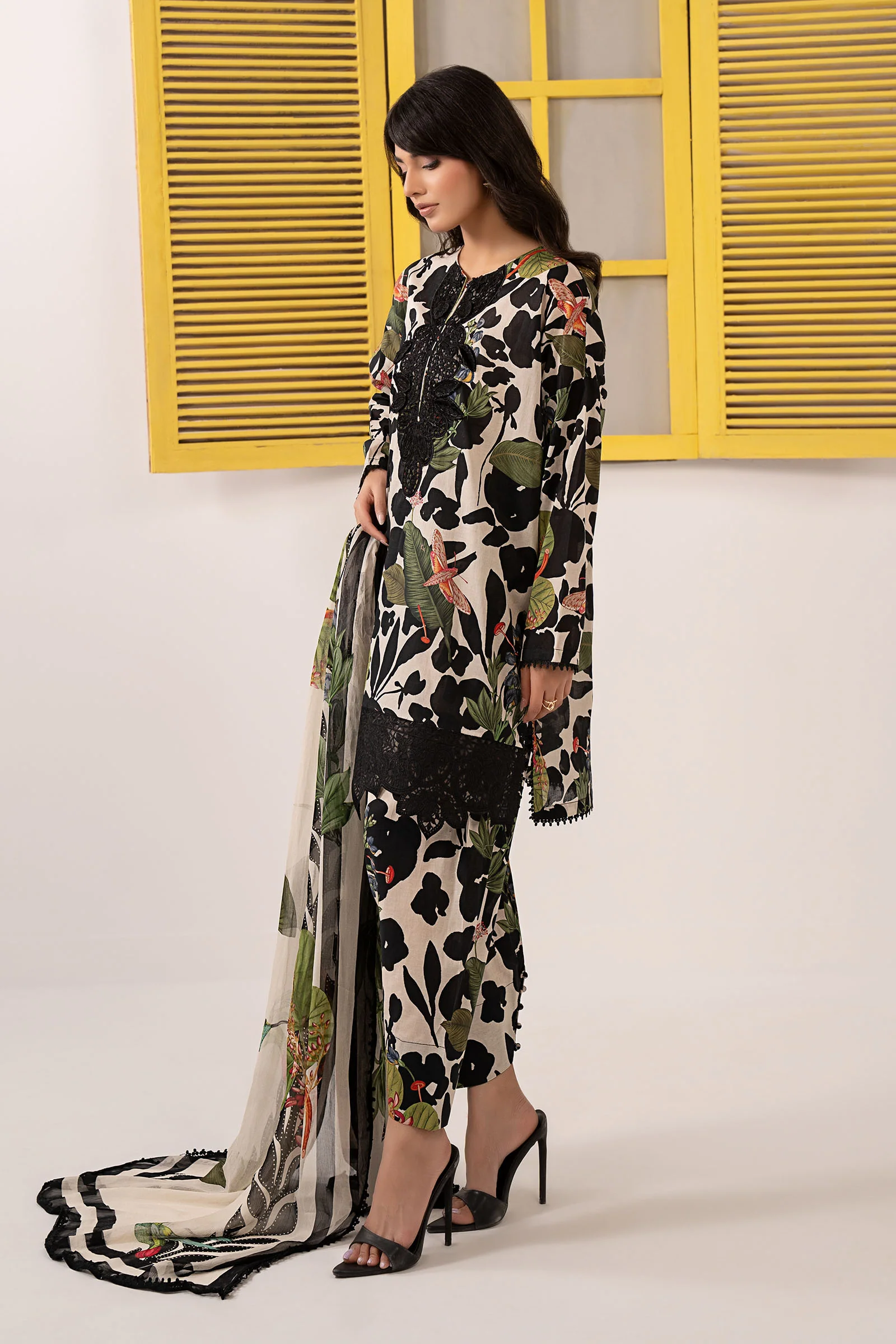 3 Piece Embroidered Lawn Suit - Image 5
