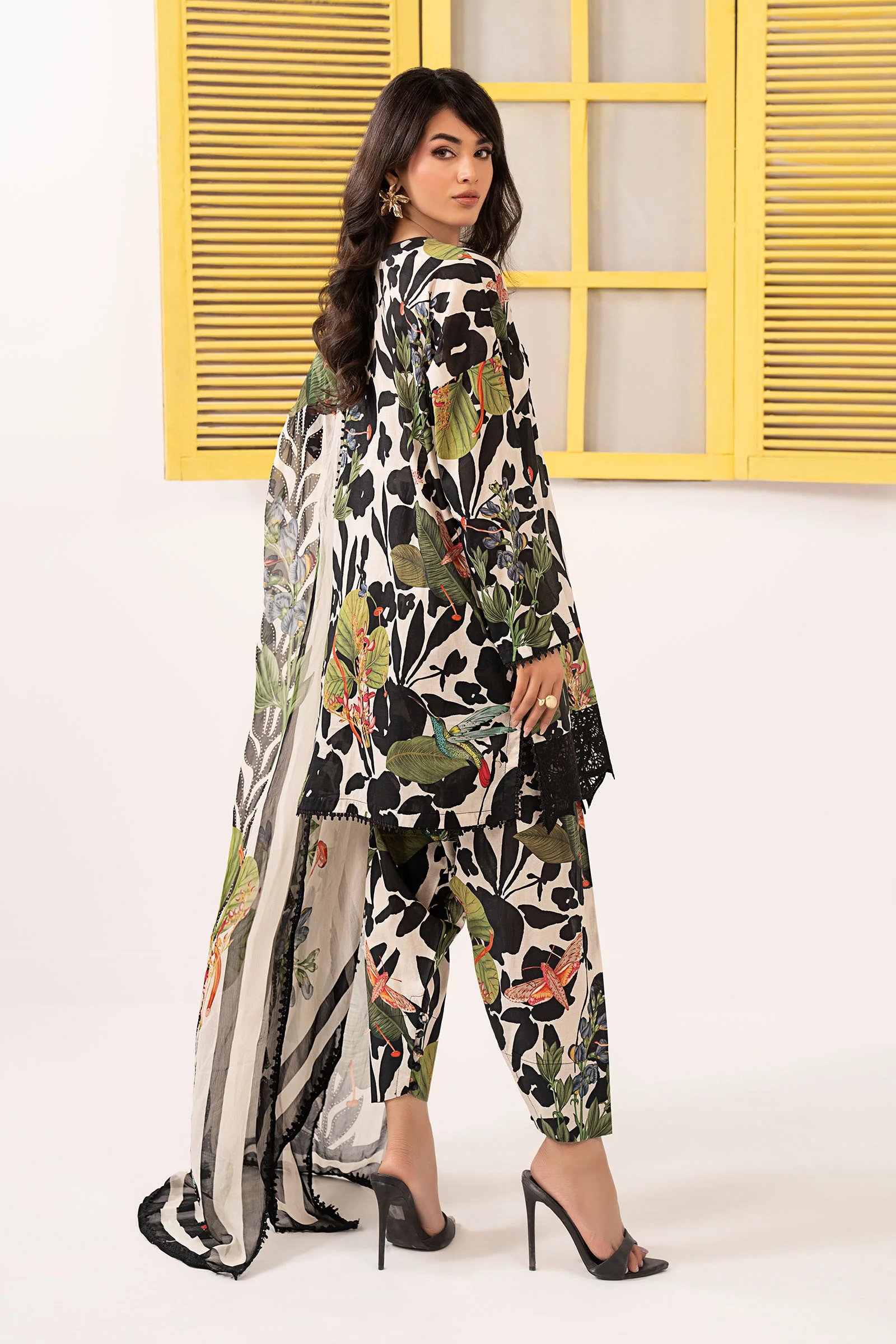 3 Piece Embroidered Lawn Suit - Image 7