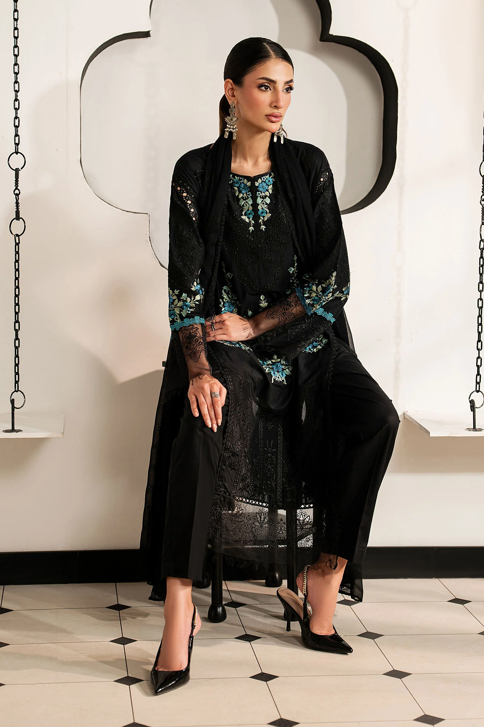 3 Piece Embroidered Lawn Suit - Image 5