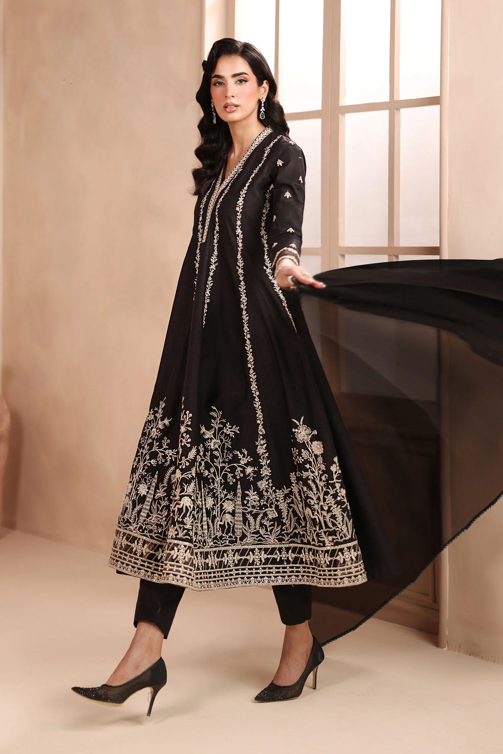 3 Piece Embroidered Lawn Suit - Image 4
