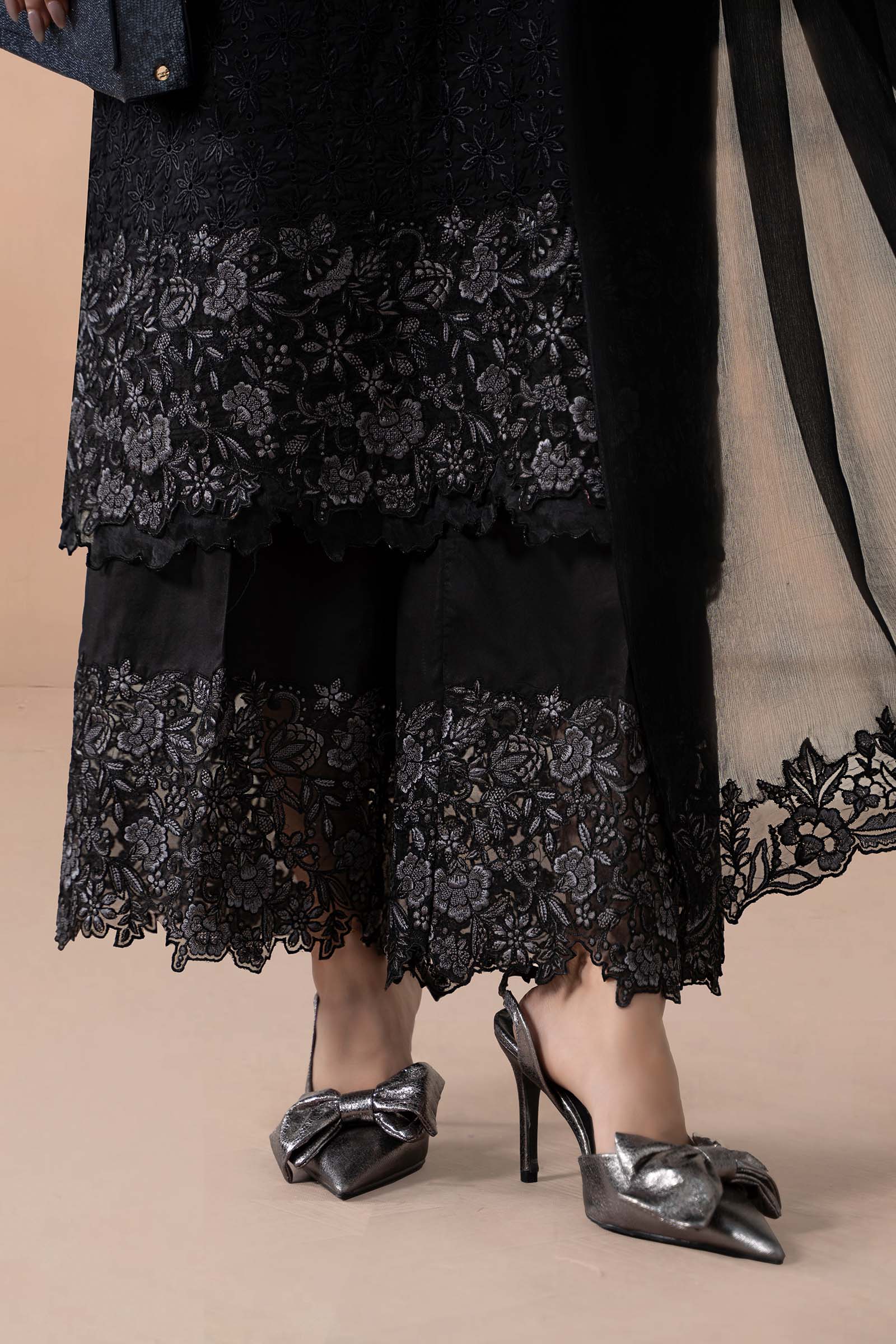 3 Piece Embroidered Lawn Suit - Image 6