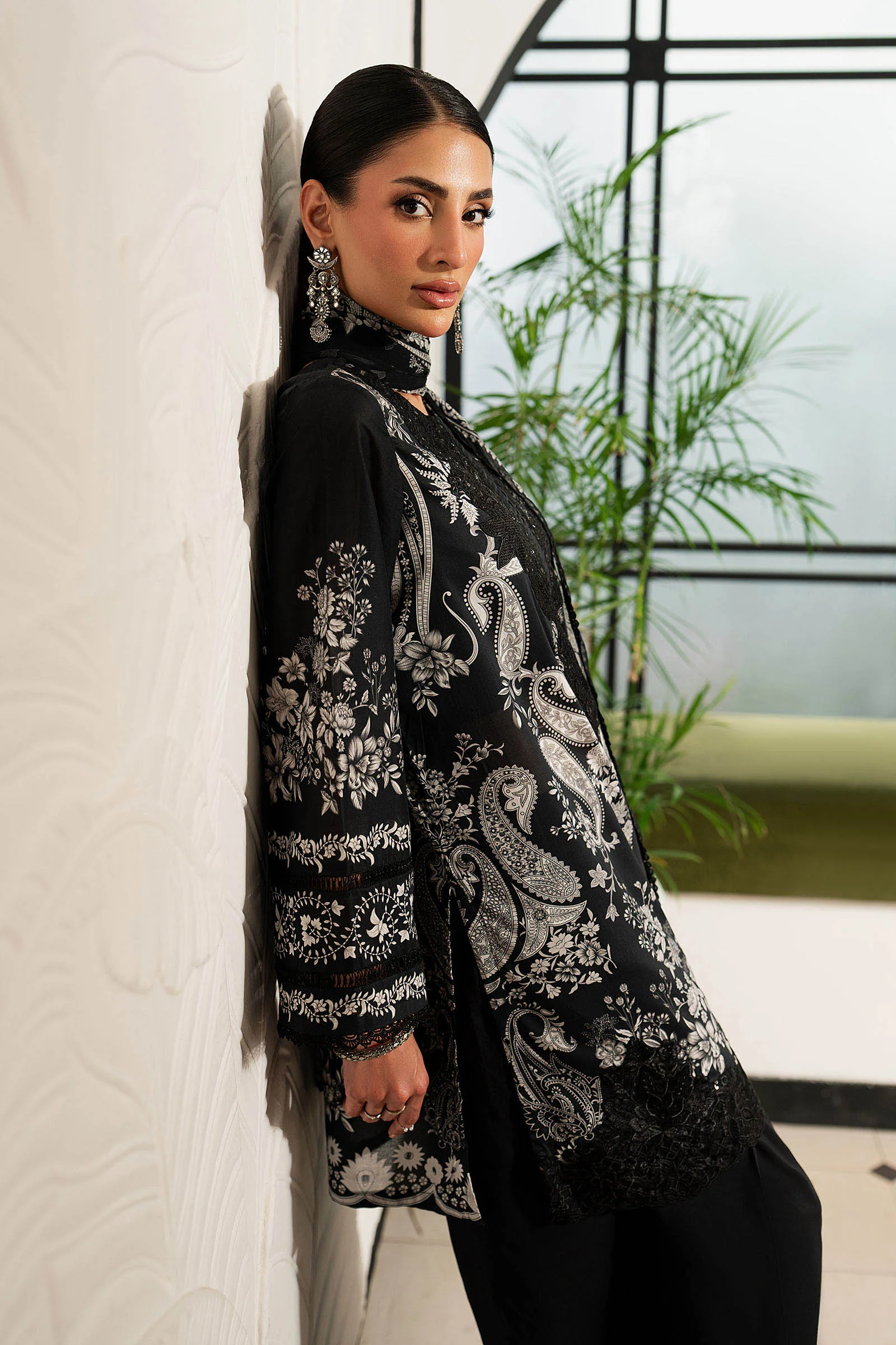 3 Piece Embroidered Lawn Suit - Image 3
