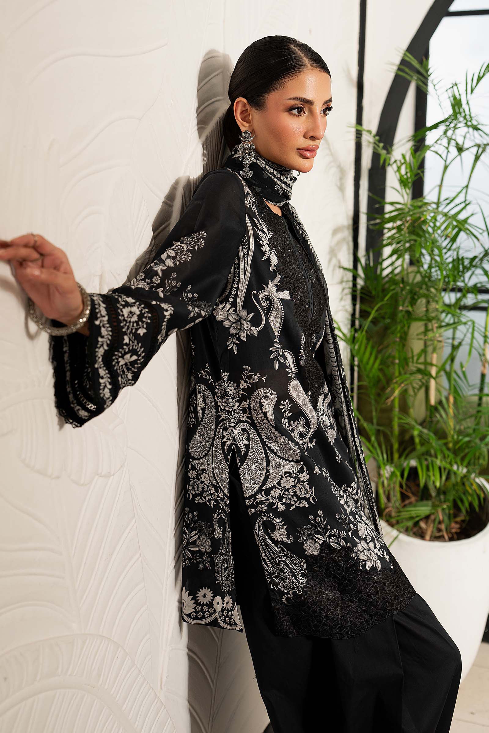 3 Piece Embroidered Lawn Suit - Image 4