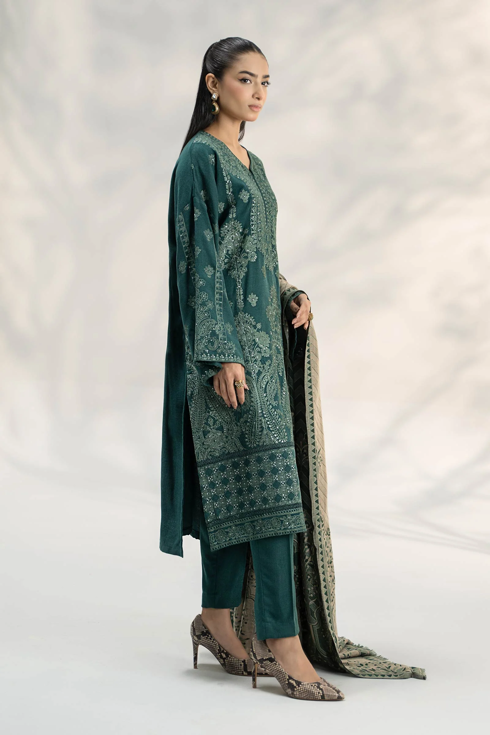 3 Piece Embroidered Pashmina Wool Suit - Image 4