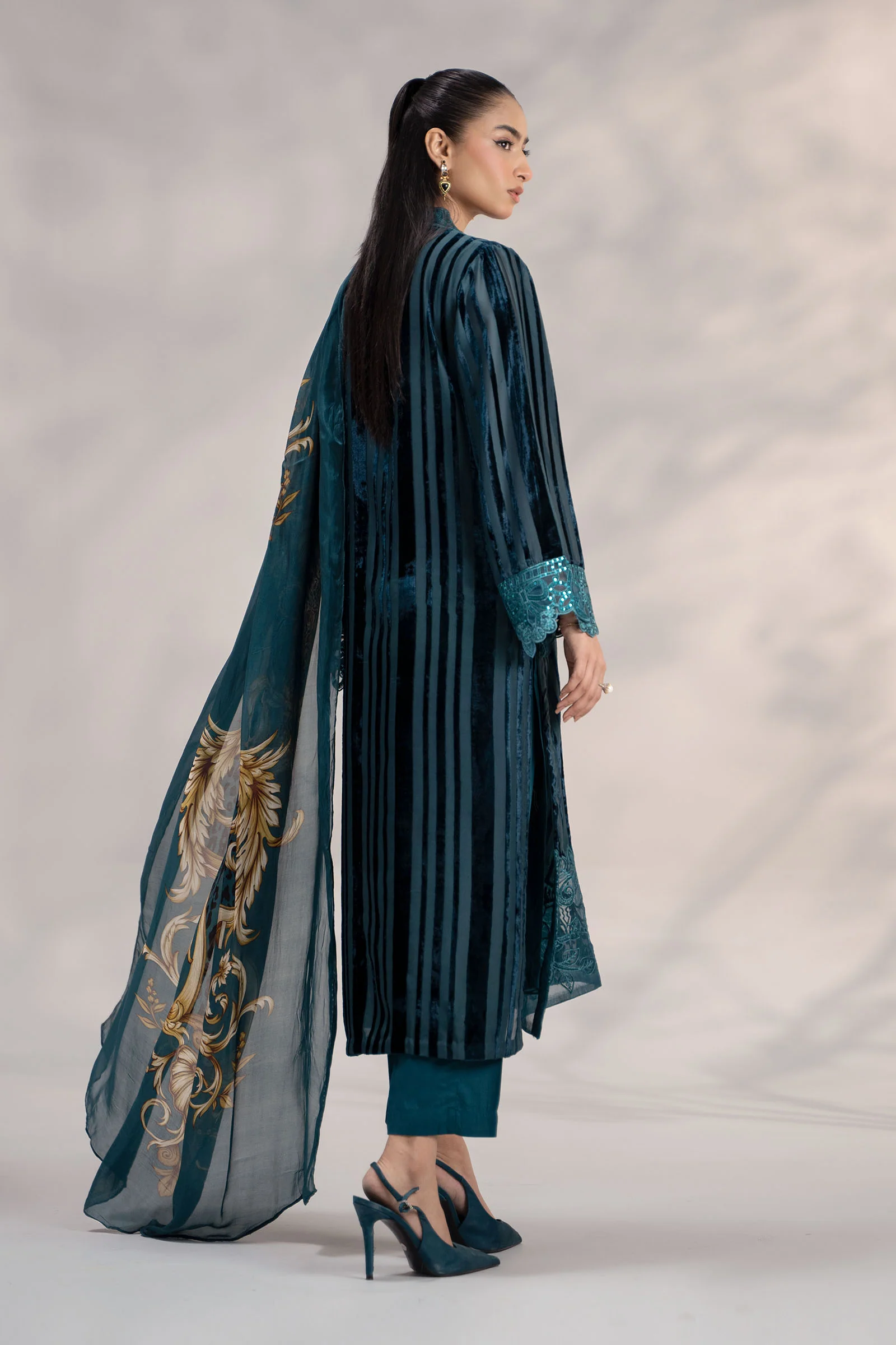 3 Piece Embroidered Plush Suit - Image 12
