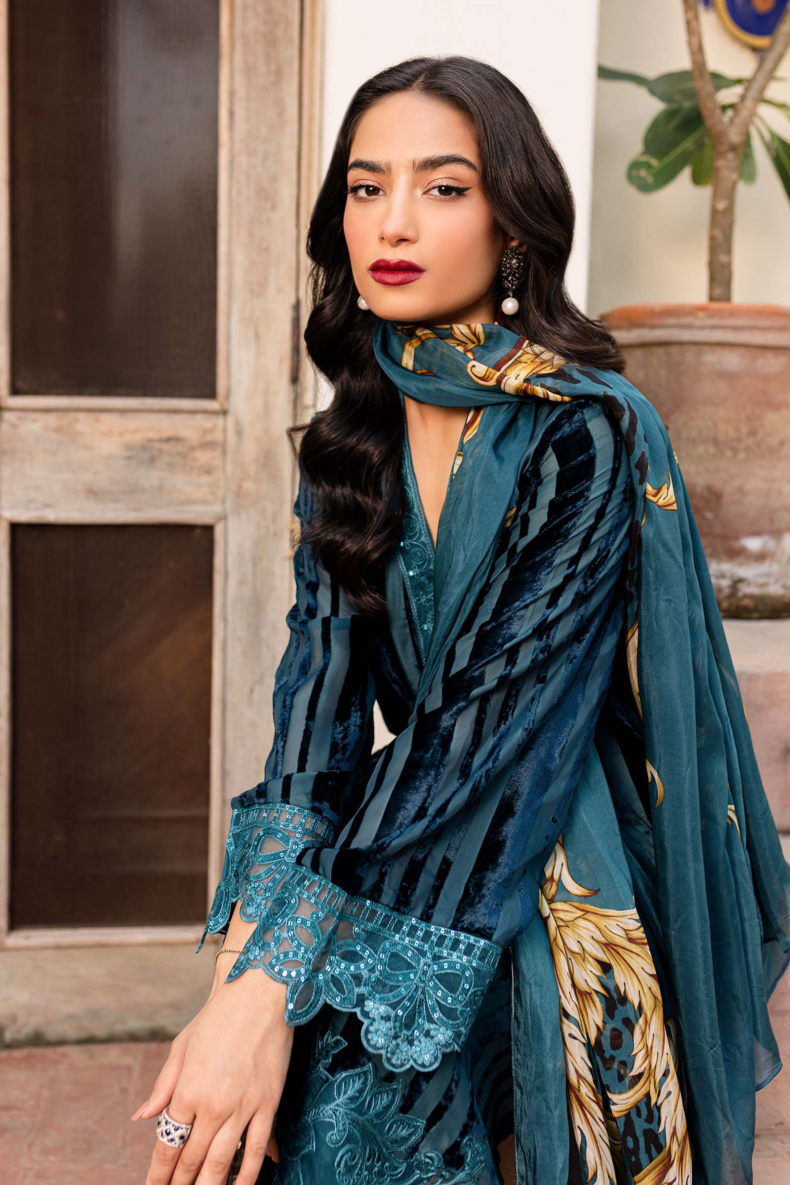 3 Piece Embroidered Plush Suit - Image 6