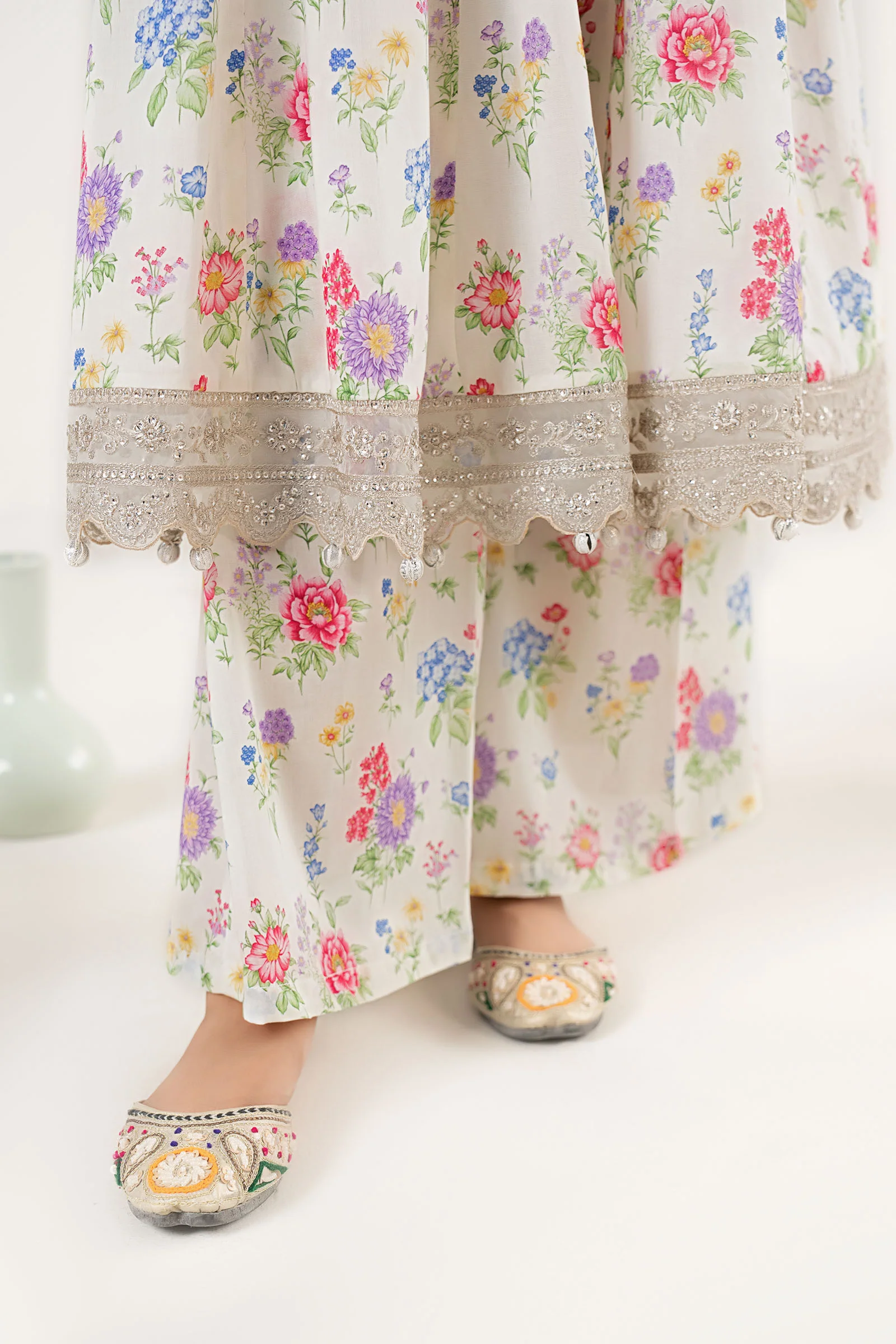 3 Piece Embroidered Lawn Suit - Image 8