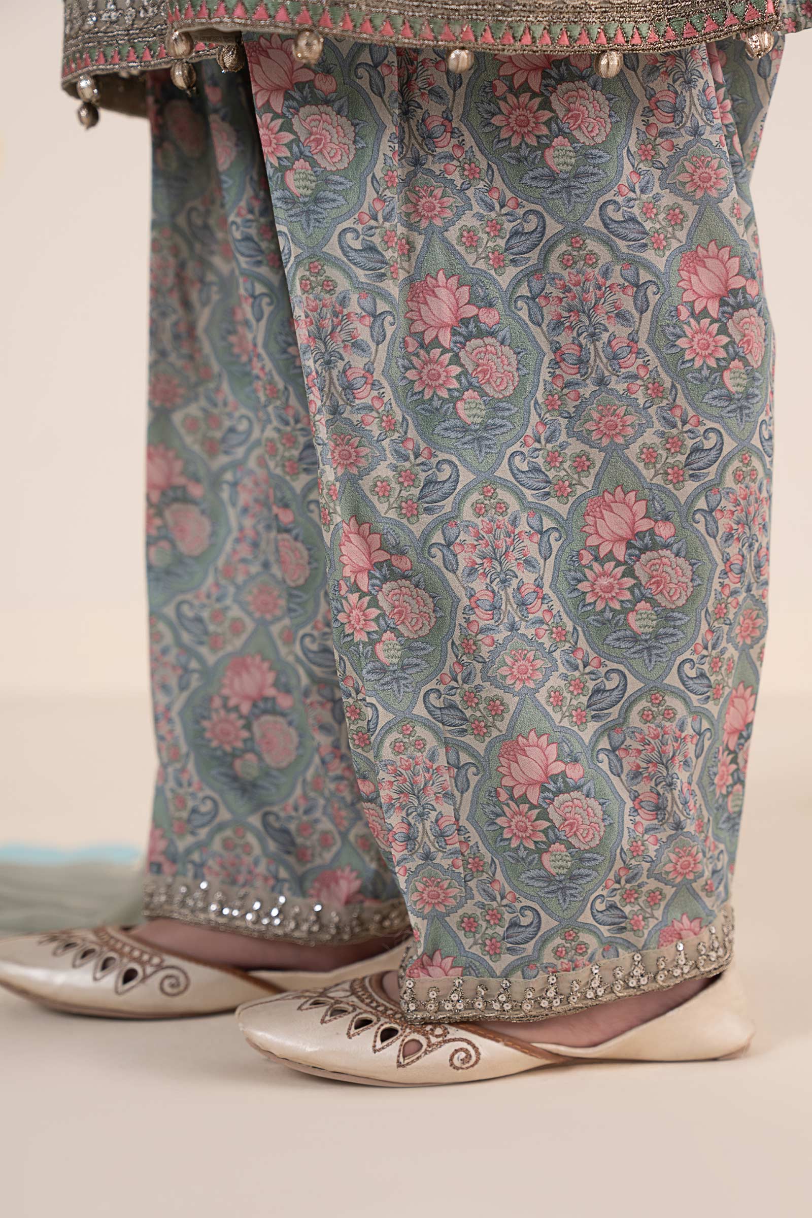3 Piece Embroidered Lawn Suit - Image 9