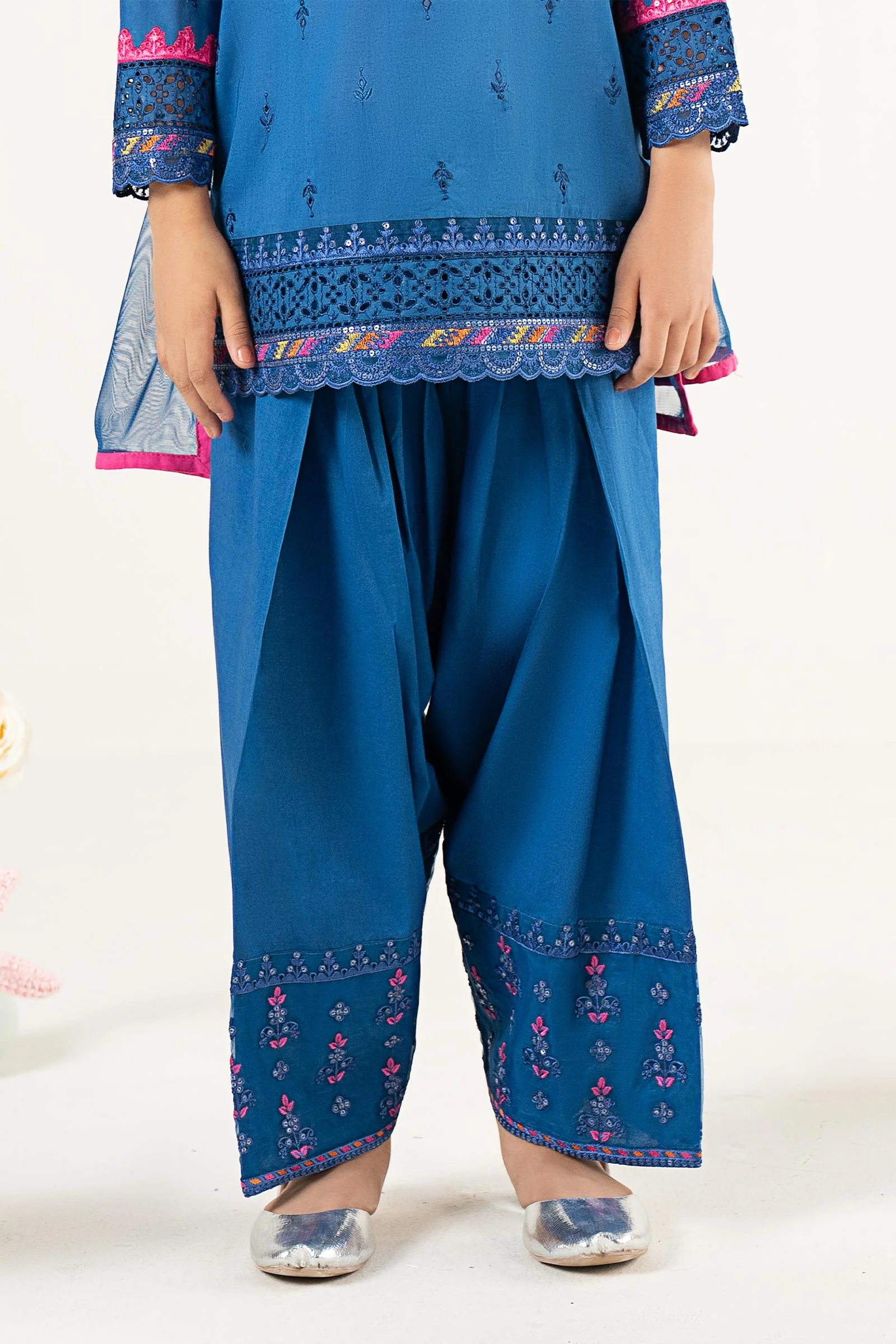3 Piece Embroidered Lawn Suit - Image 5