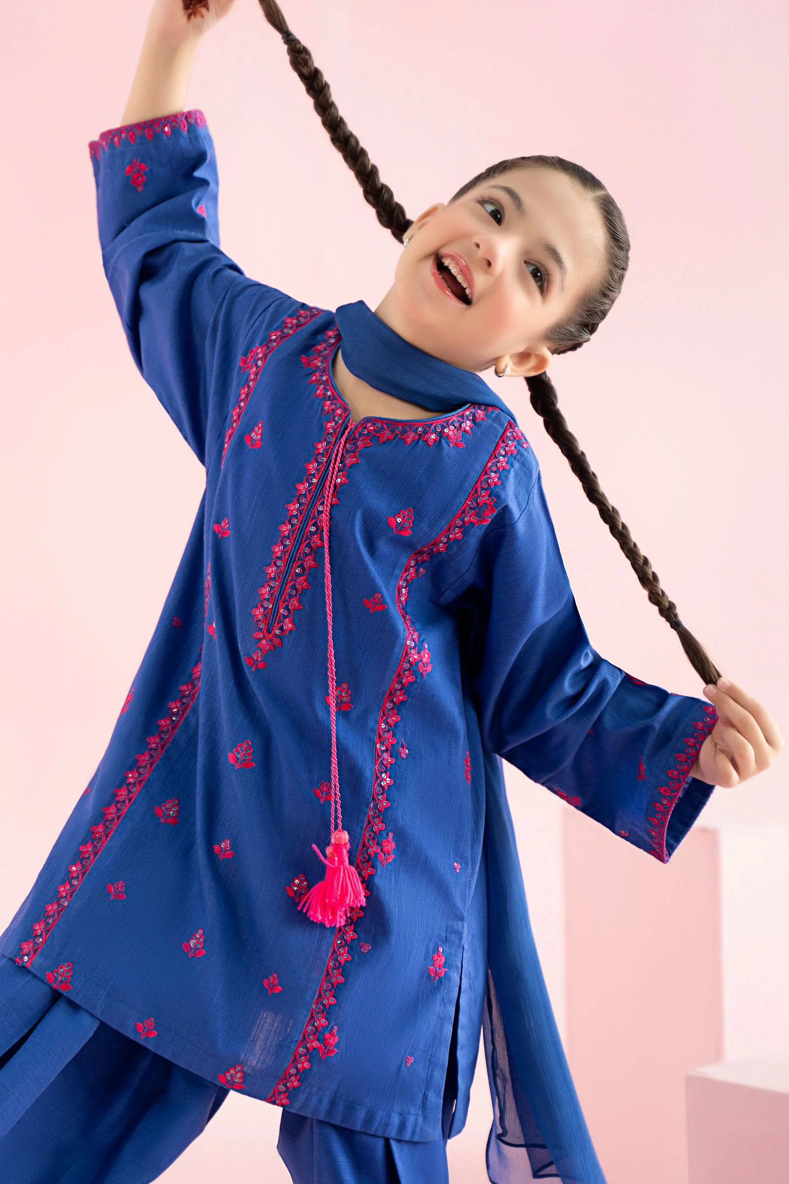 3 Piece Embroidered Khaddar Suit - Image 4