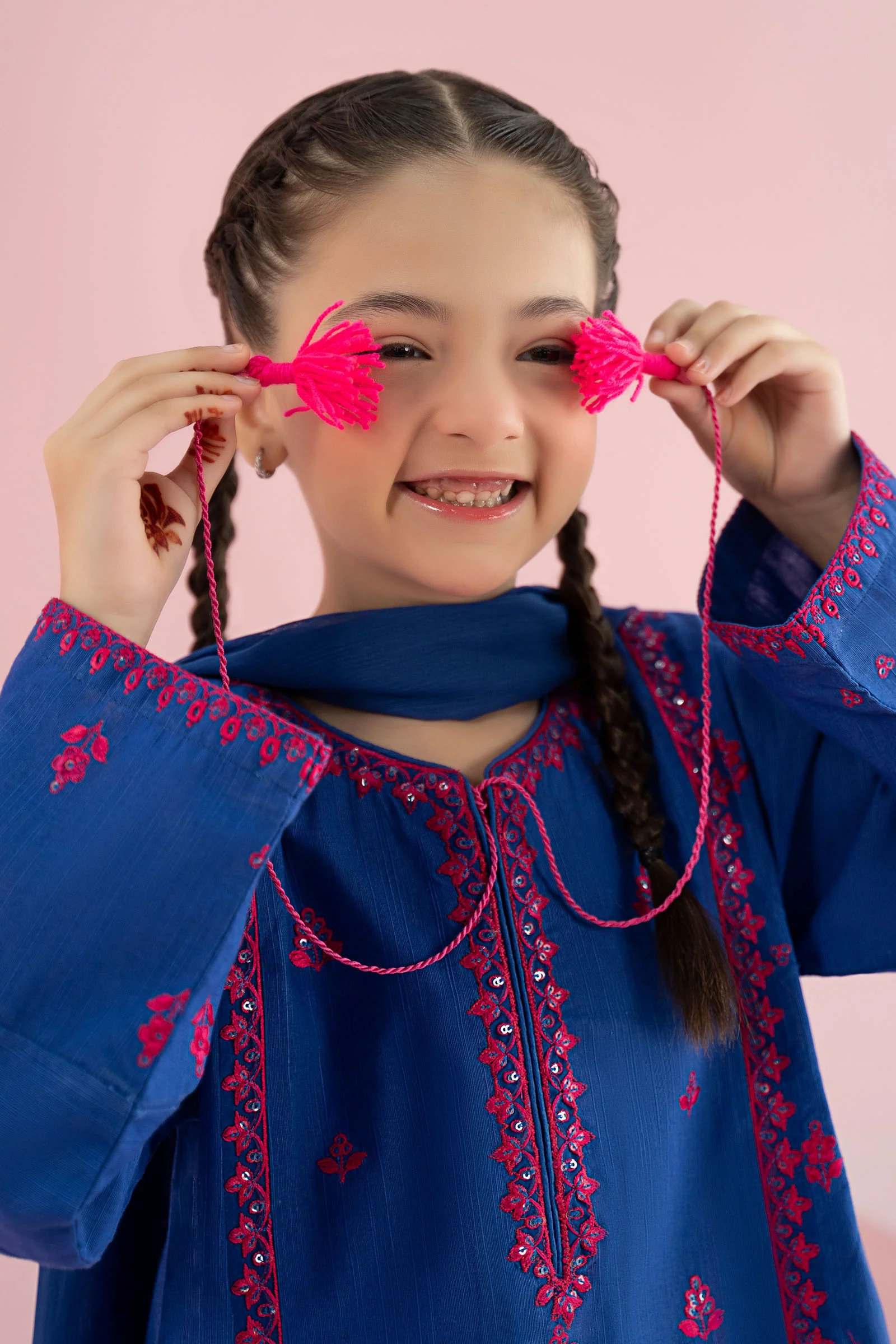 3 Piece Embroidered Khaddar Suit - Image 5